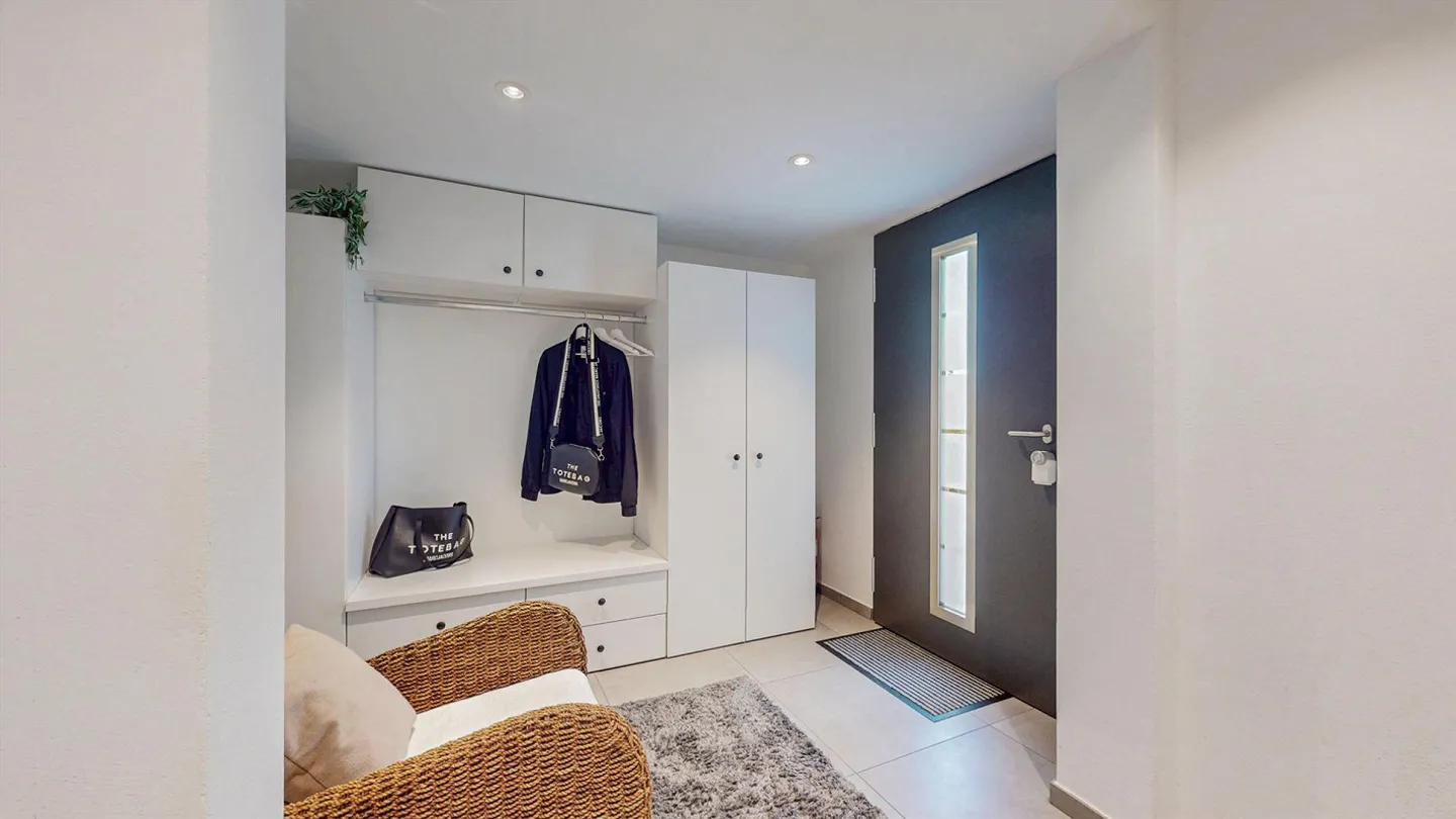 NUOVO E STILOSO: CASA UNIFAMILIARE DI 6,5 STANZE CON GRANDE GIARDINO - Foto 4 di 5