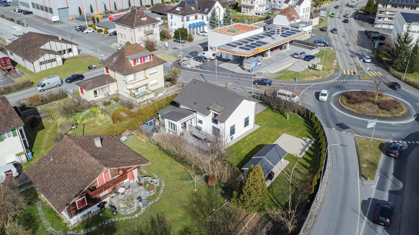 NUOVO E STILOSO: CASA UNIFAMILIARE DI 6,5 STANZE CON GRANDE GIARDINO - Foto 5 di 5