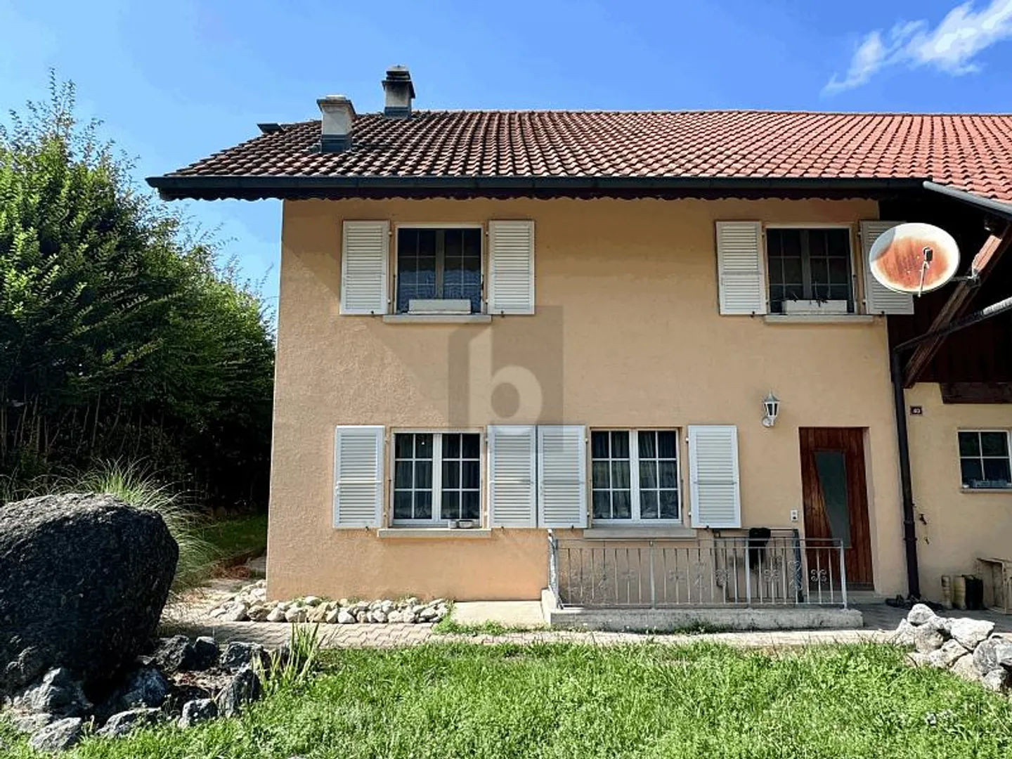 SPACIOUS FULLY RENOVATED VILLA - Photo 3 of 4