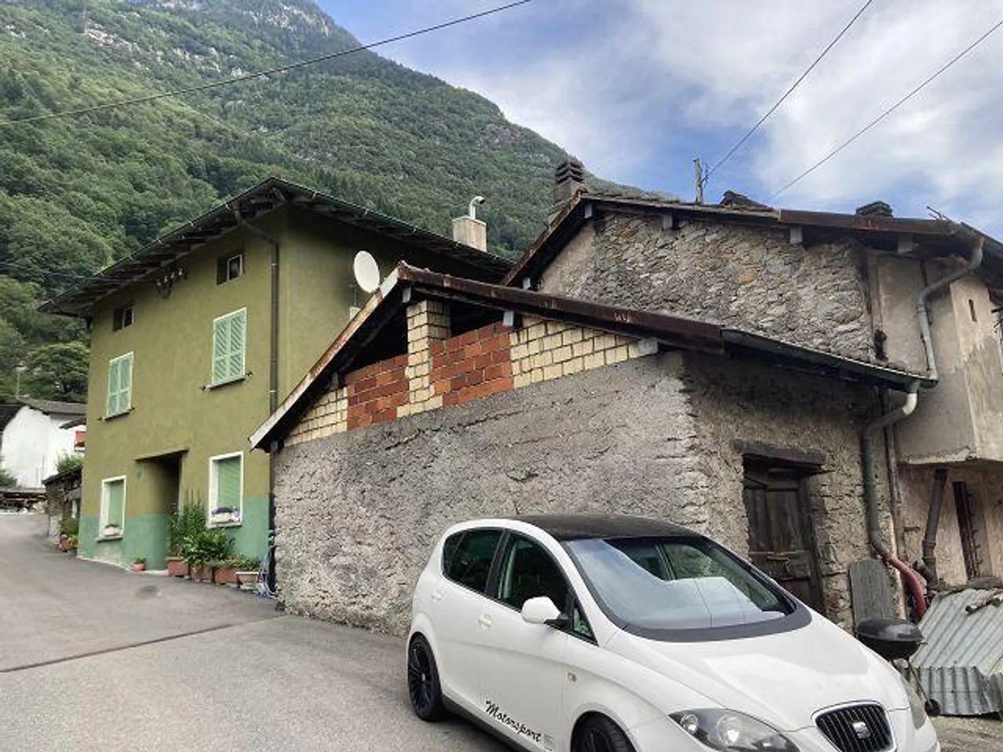 «2-Familien-Haus mit Nebenhaus zum Ausbauen / casa bifamiliare con casa annesso da ristrutturare» - Foto 1 di 25