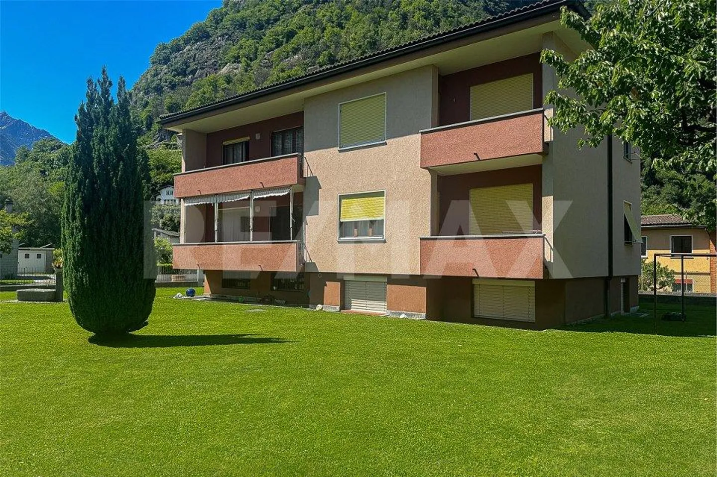 Maison avec 3 appartements - Photo 1 sur 13