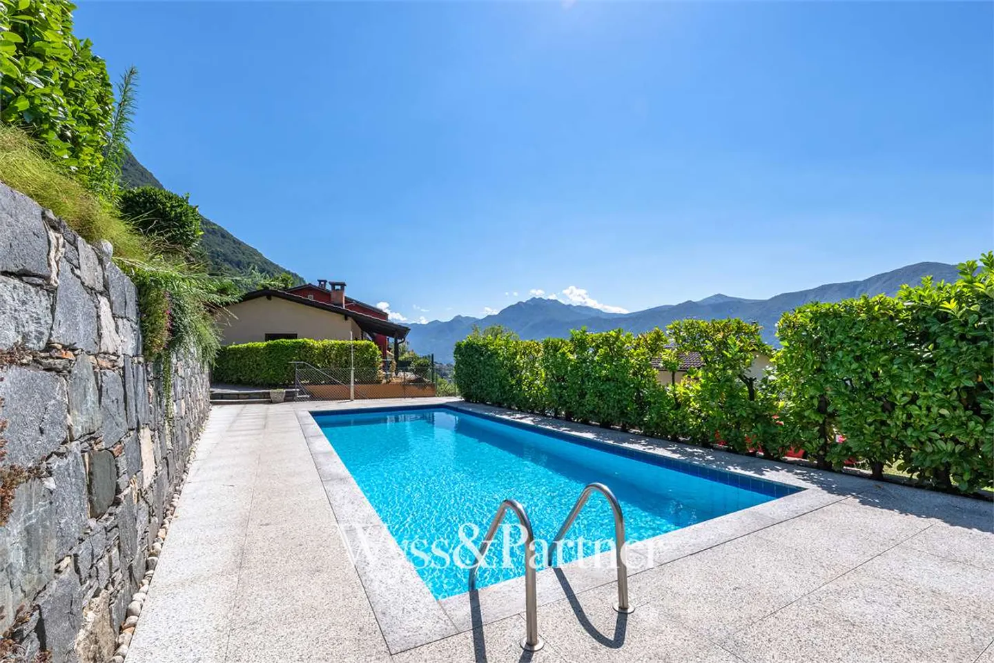 Agarone - Charmante maison sur trois niveaux avec jardin privé et piscine - Photo 9 sur 13