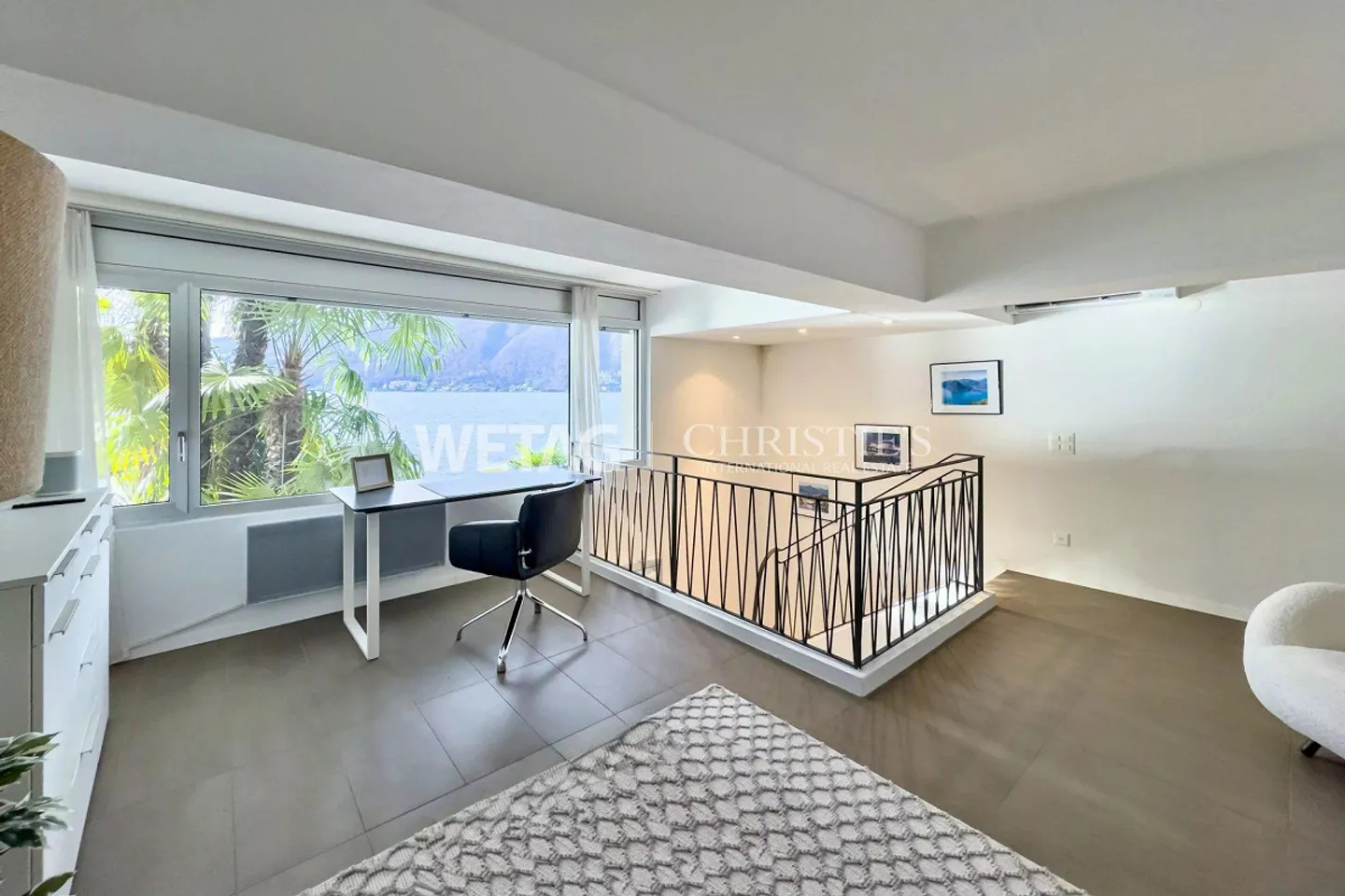 Lugano-Bissone : Villa directement au bord du lac, avec quai et place de bateau électrique à vendre, résidence secondaire possible - Photo 3 sur 13