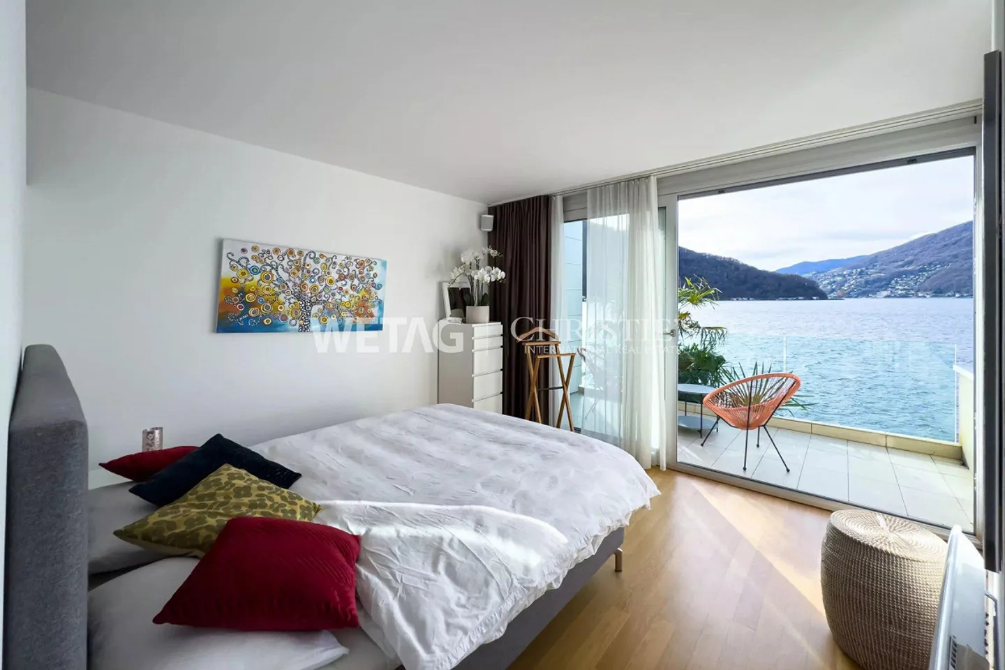 Lugano-Bissone : Villa directement au bord du lac, avec quai et place de bateau électrique à vendre, résidence secondaire possible - Photo 4 sur 13