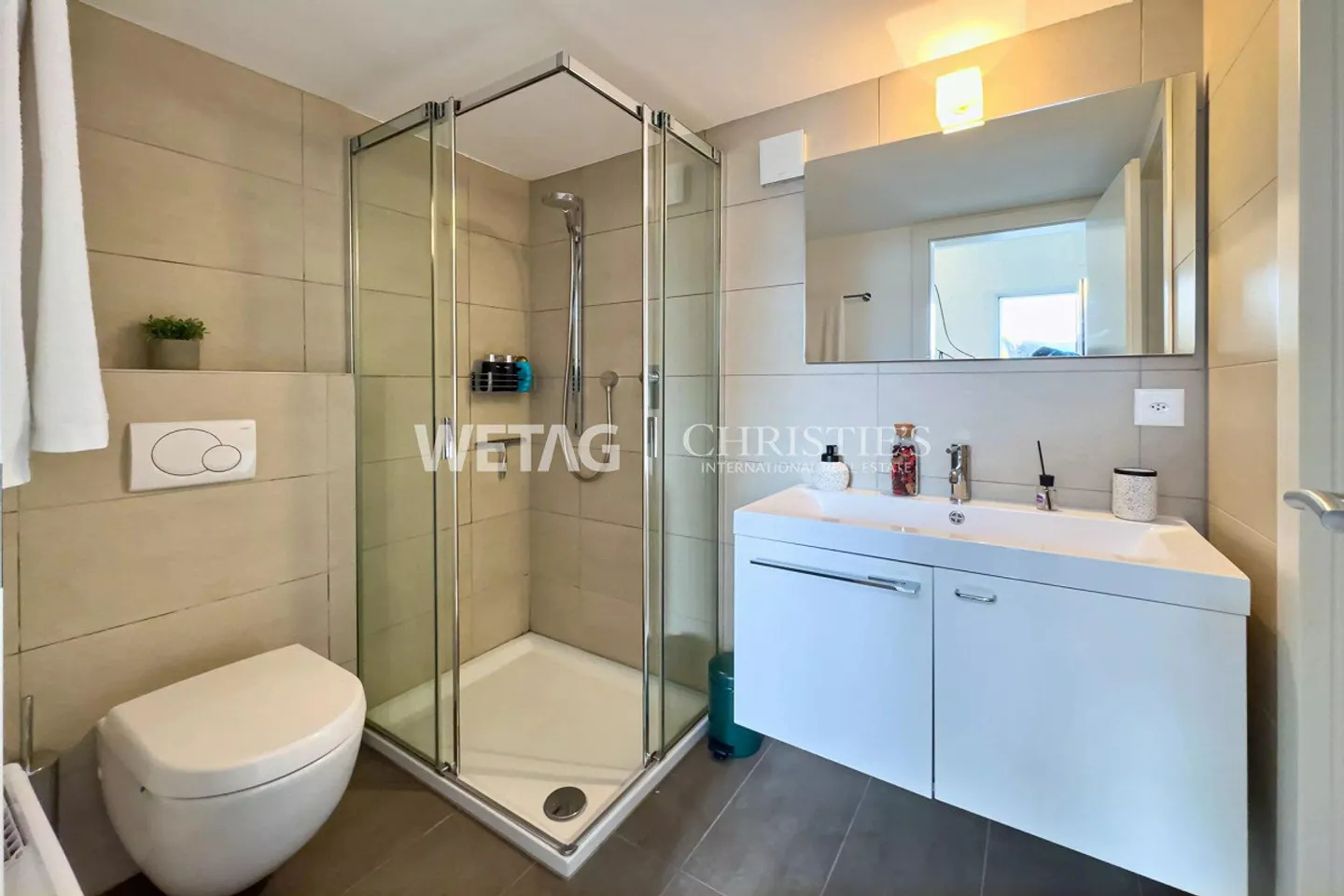 Lugano-Bissone : Villa directement au bord du lac, avec quai et place de bateau électrique à vendre, résidence secondaire possible - Photo 9 sur 13