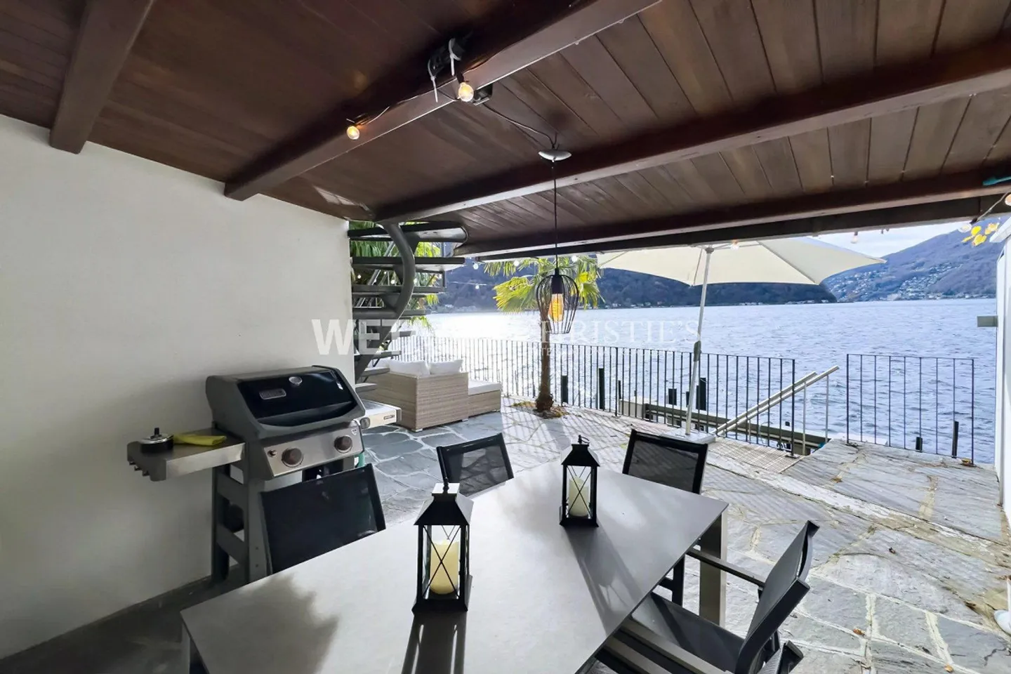 Lugano-Bissone : Villa directement au bord du lac, avec quai et place de bateau électrique à vendre, résidence secondaire possible - Photo 10 sur 13