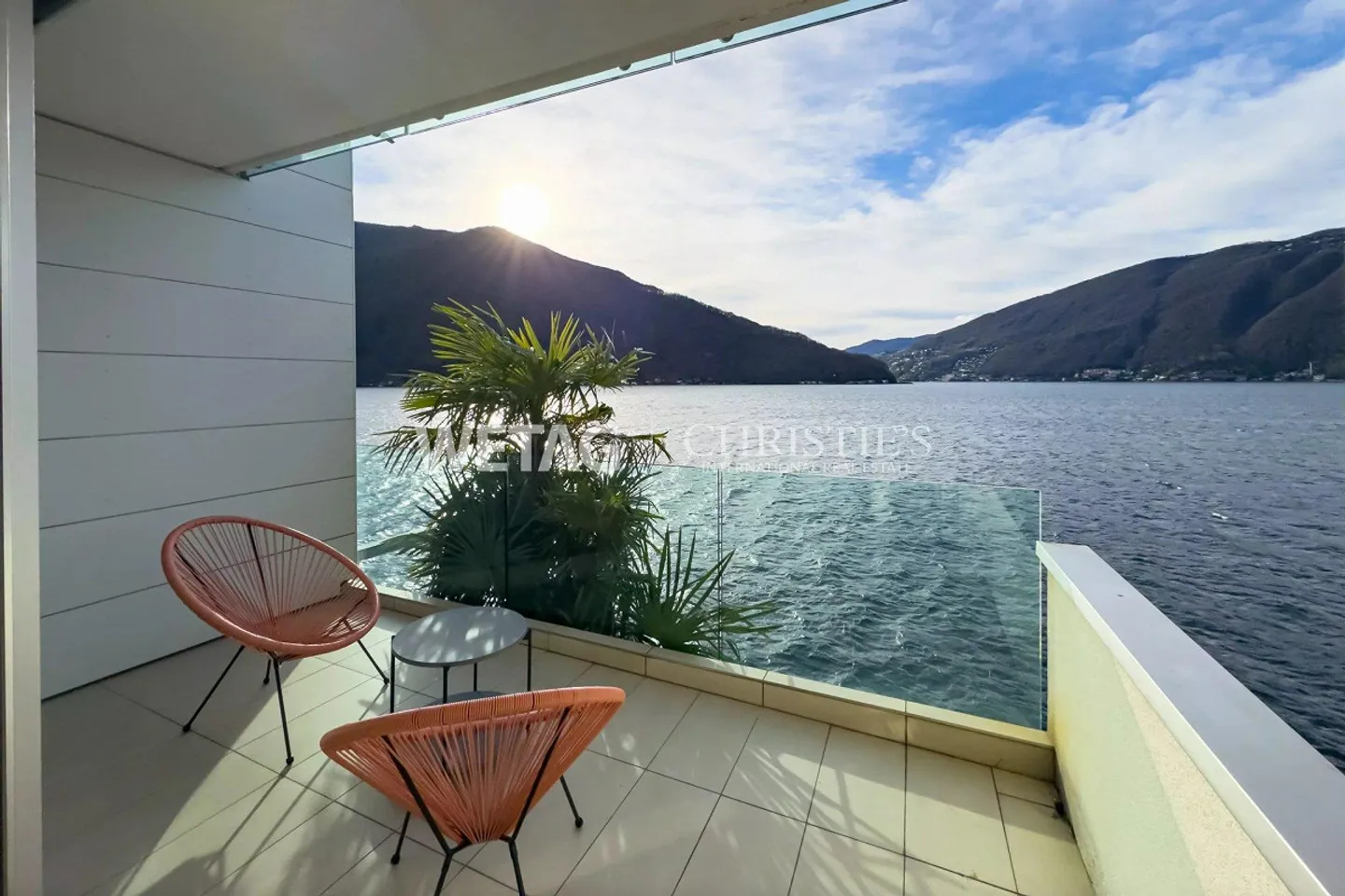 Lugano-Bissone : Villa directement au bord du lac, avec quai et place de bateau électrique à vendre, résidence secondaire possible - Photo 11 sur 13