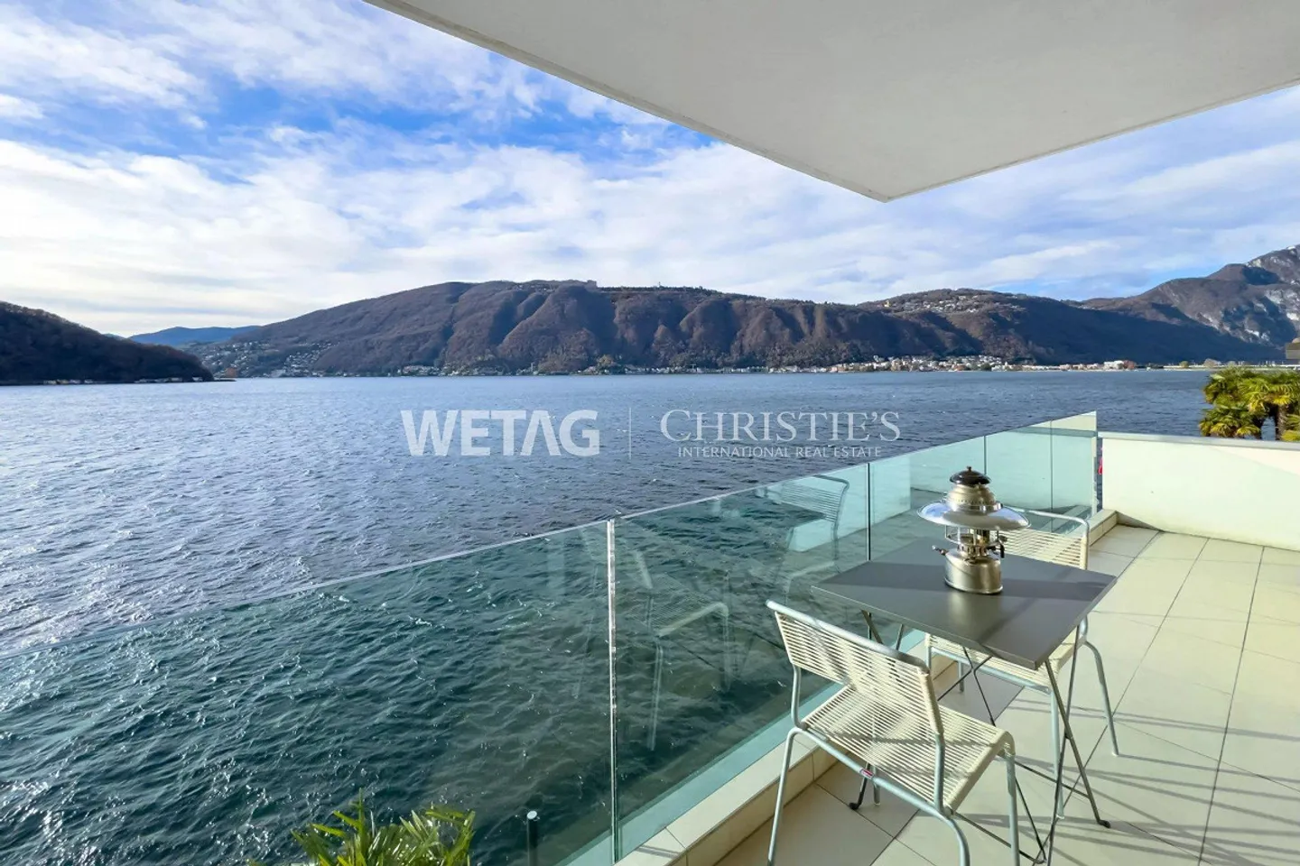 Lugano-Bissone : Villa directement au bord du lac, avec quai et place de bateau électrique à vendre, résidence secondaire possible - Photo 12 sur 13