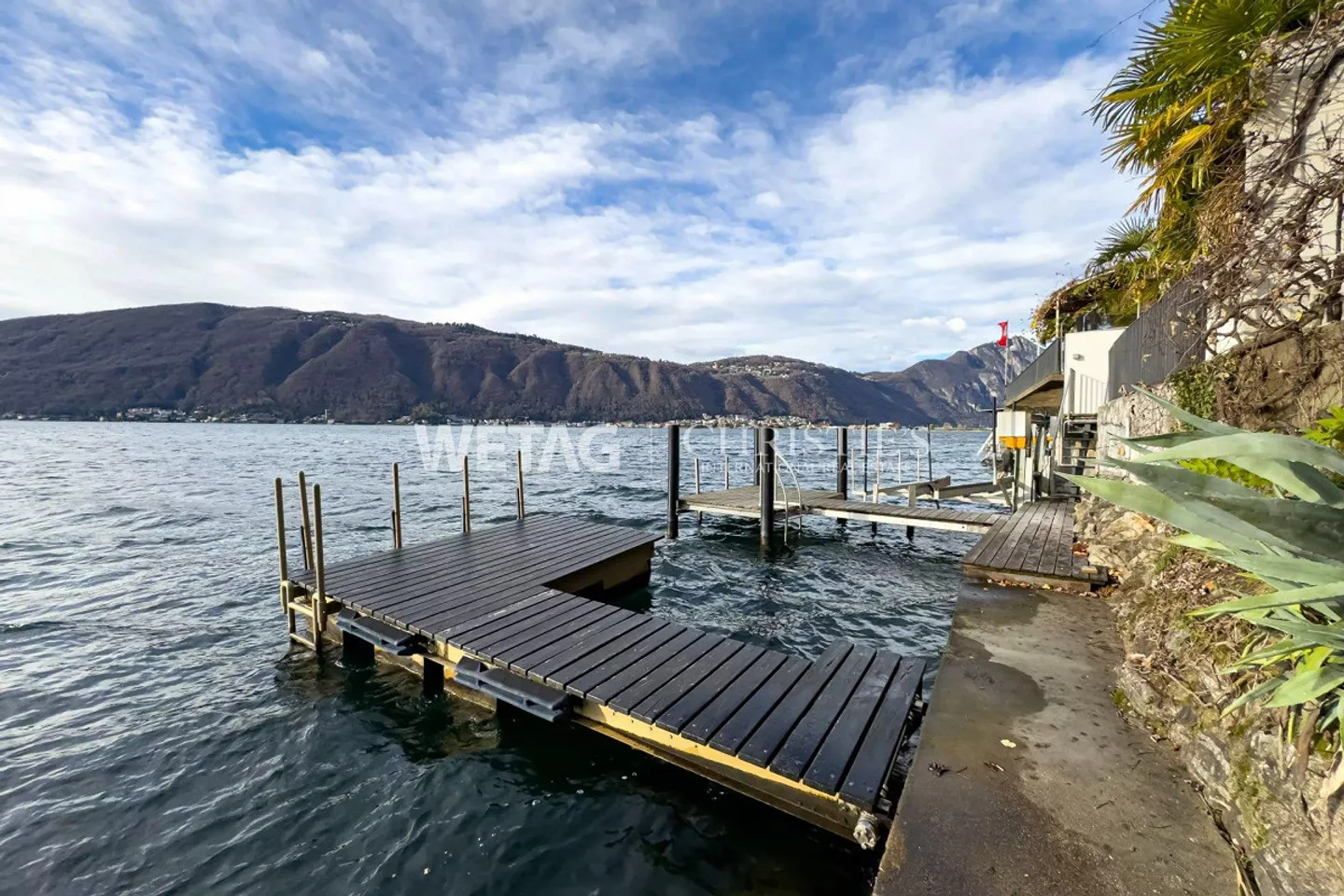 Lugano-Bissone : Villa directement au bord du lac, avec quai et place de bateau électrique à vendre, résidence secondaire possible - Photo 6 sur 13