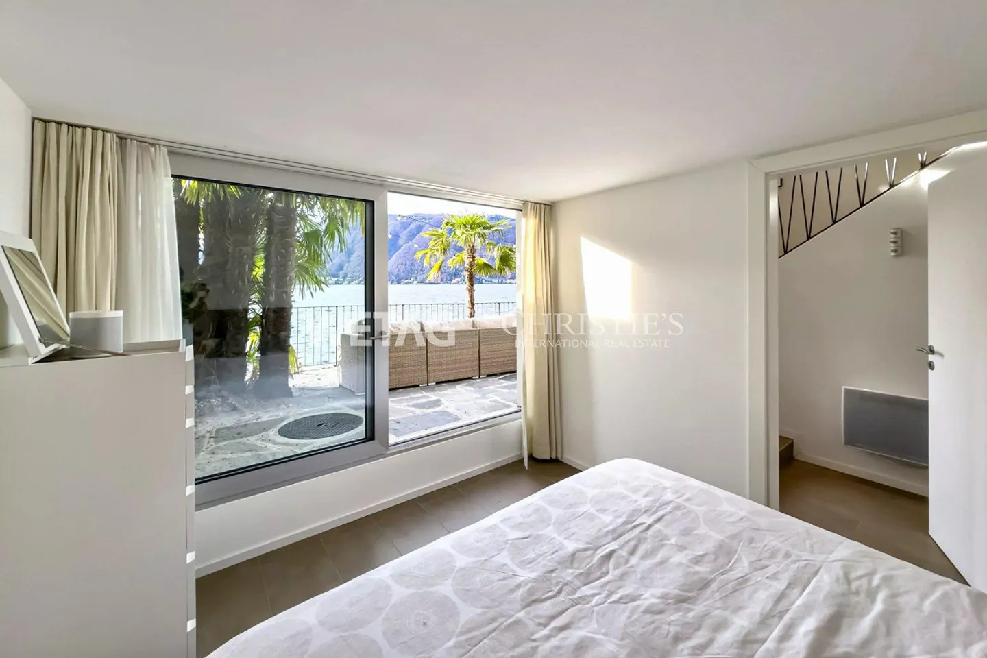 Lugano-Bissone : Villa directement au bord du lac, avec quai et place de bateau électrique à vendre, résidence secondaire possible - Photo 7 sur 13