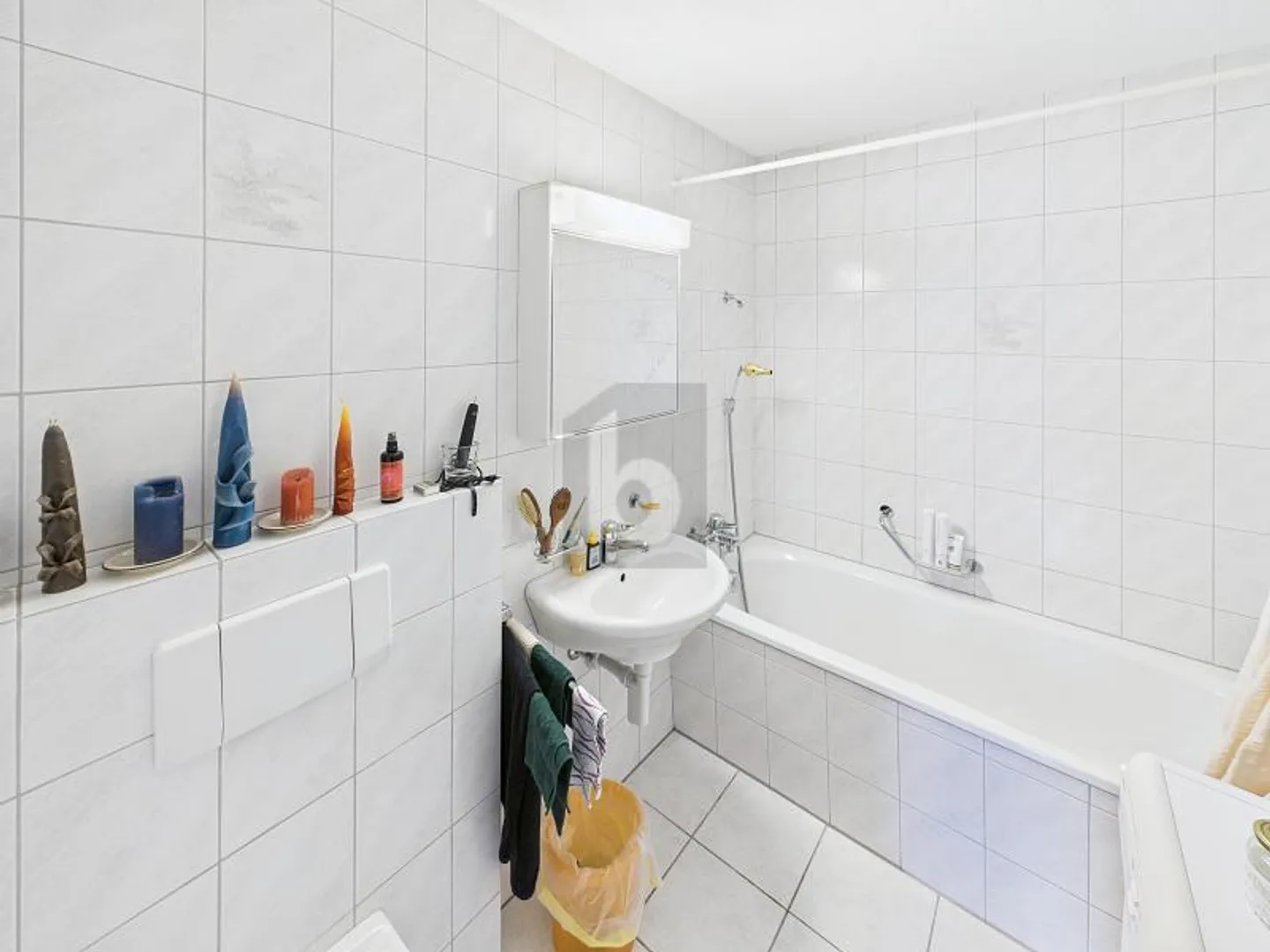ELEGANTER GRANITBODEN & CHARMVOLLE HOLZELEMENTE - Foto 5 von 6
