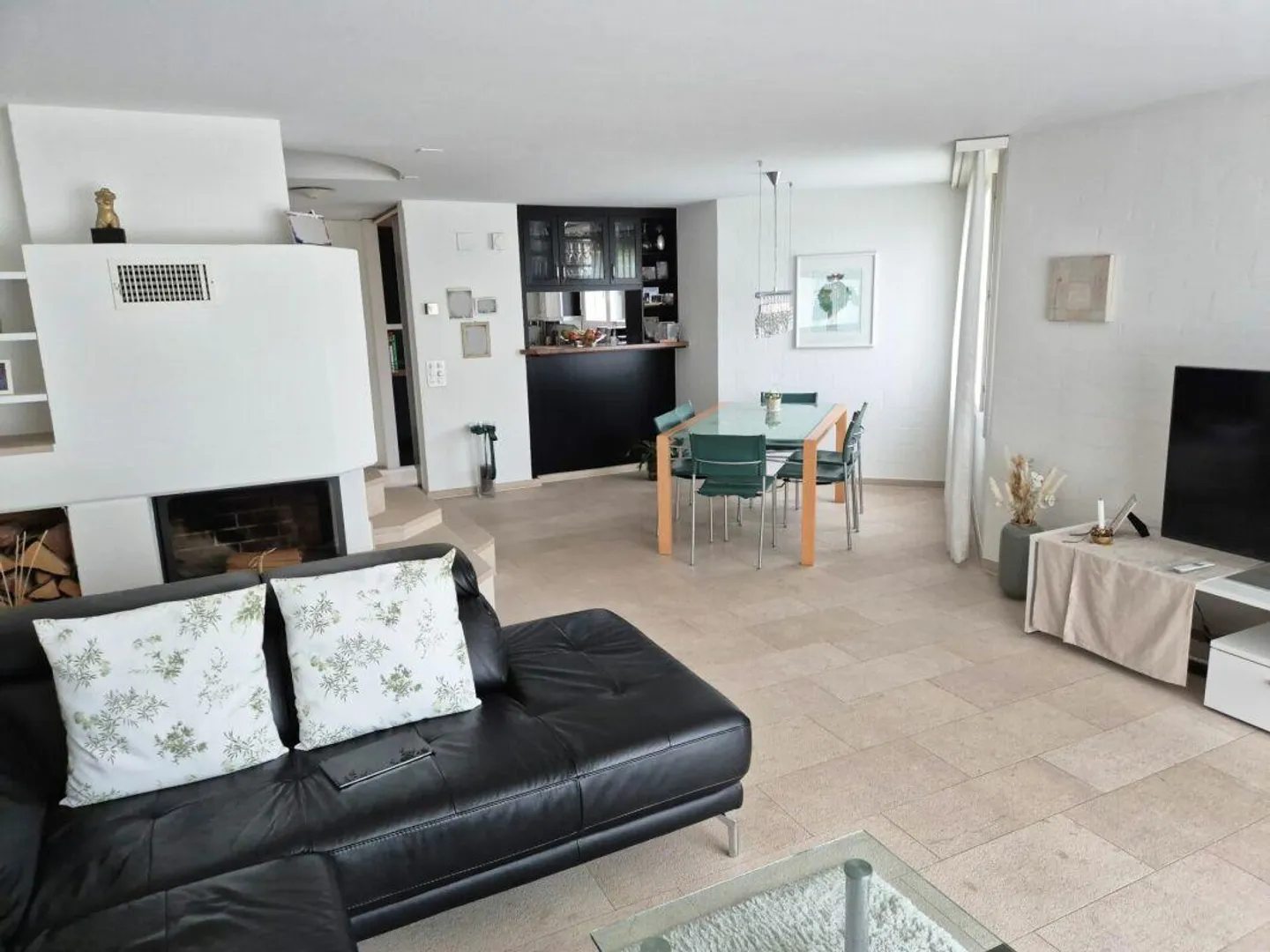 Well-maintained semi-detached house in a family-friendly neighborhood close to schools and public transport - Photo 3 of 6