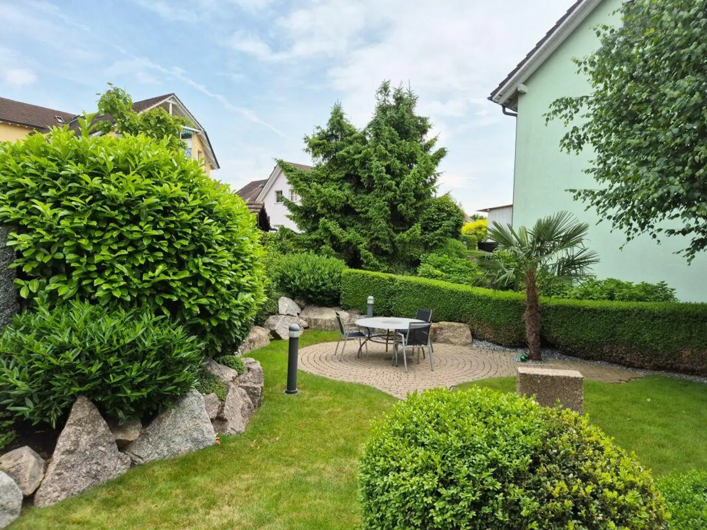 Well-maintained semi-detached house in a family-friendly neighborhood close to schools and public transport - Photo 1 of 6