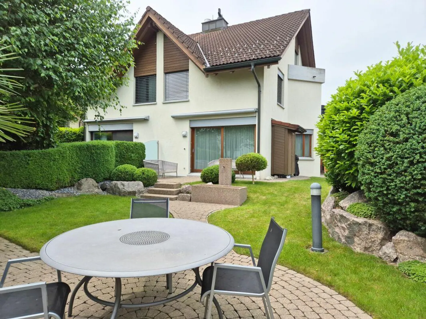 Well-maintained semi-detached house in a family-friendly neighborhood close to schools and public transport - Photo 2 of 6