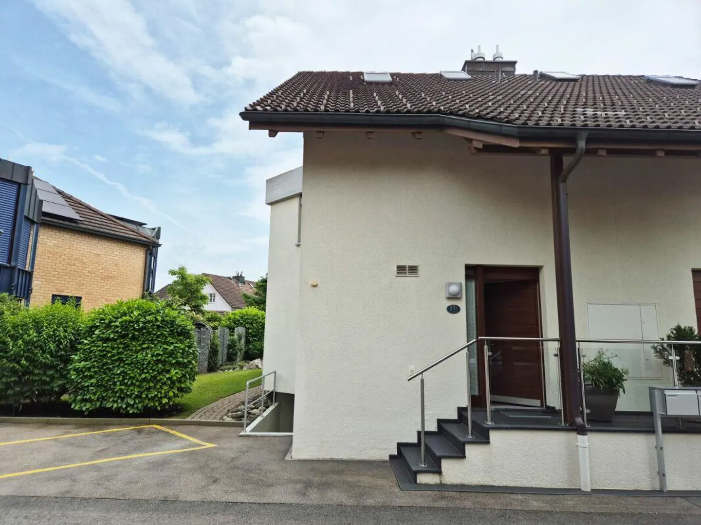 Well-maintained semi-detached house in a family-friendly neighborhood close to schools and public transport - Photo 6 of 6