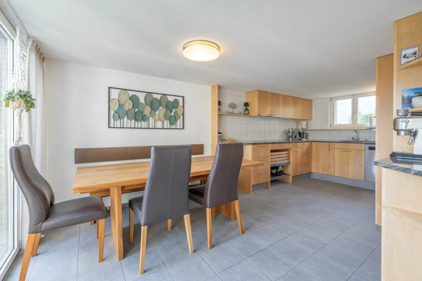 5.5-Room Semi-Detached House in a Sunny Residential Area - Photo 4 of 14