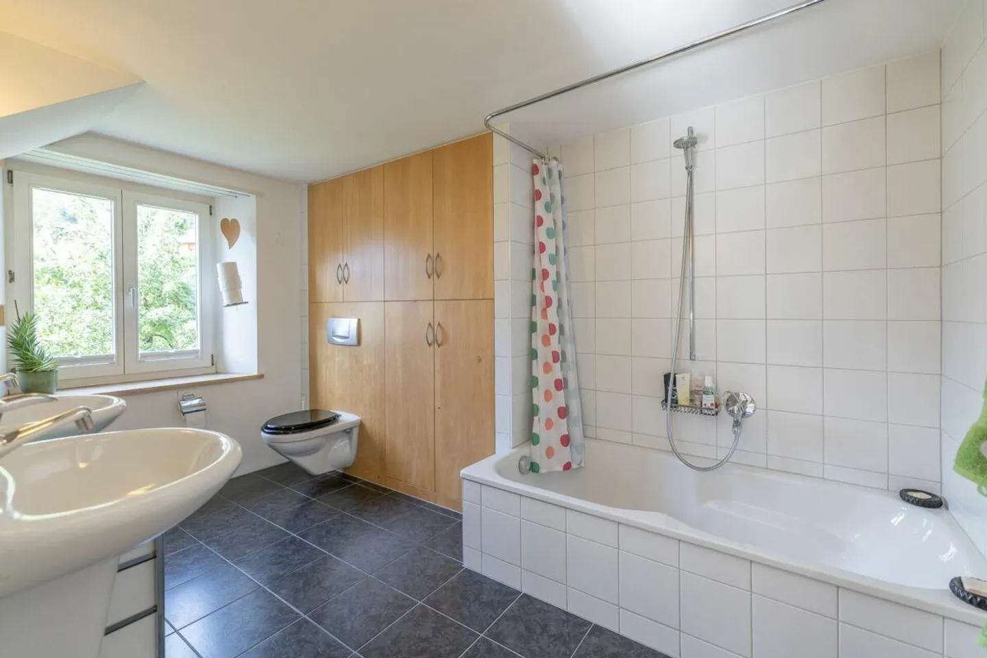 5.5-Room Semi-Detached House in a Sunny Residential Area - Photo 8 of 14
