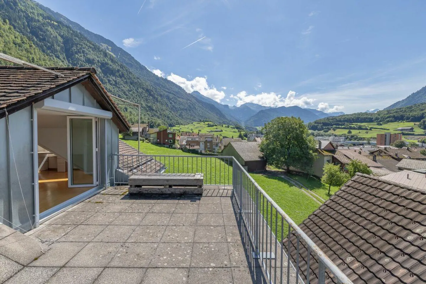 5.5-Room Semi-Detached House in a Sunny Residential Area - Photo 11 of 14