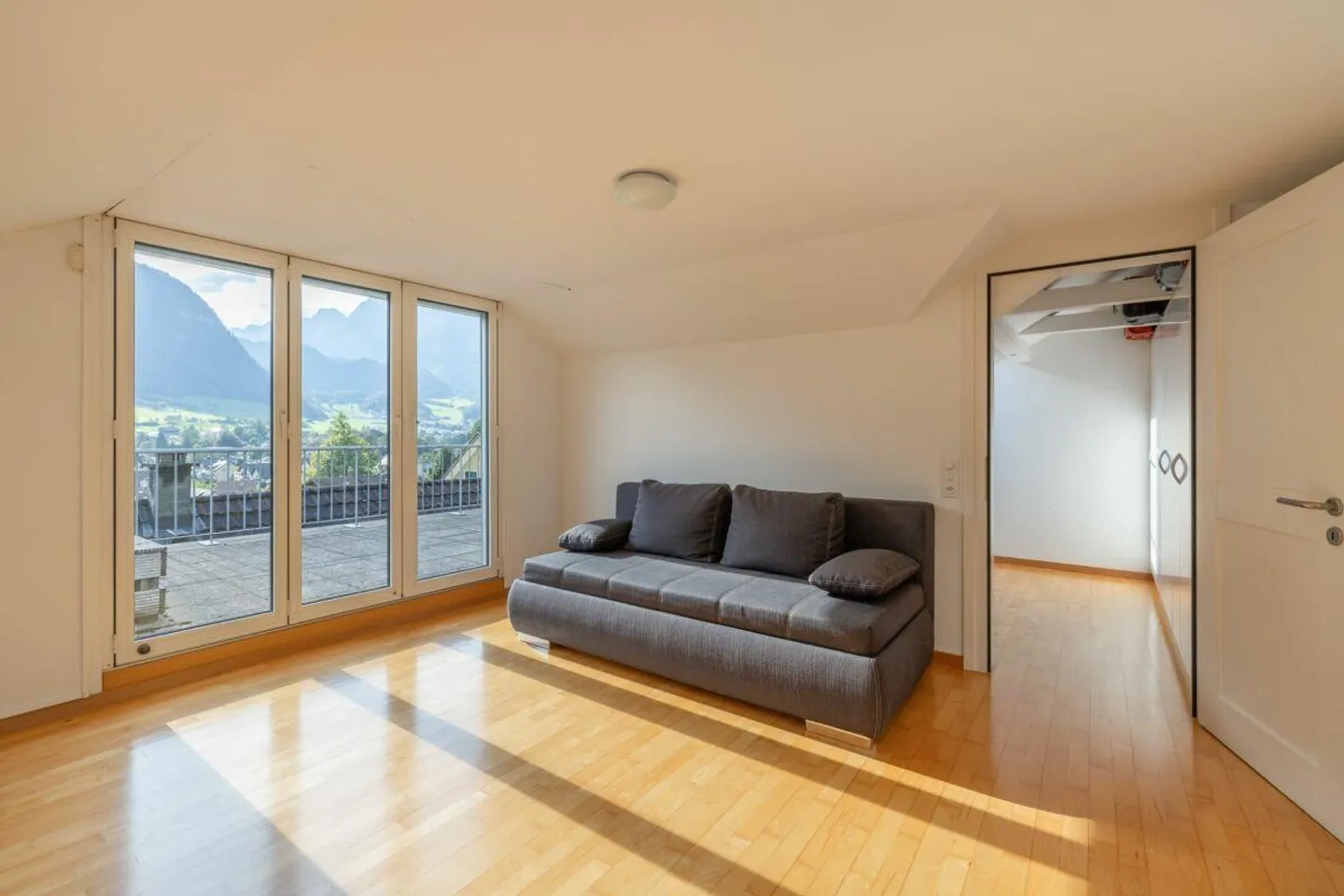 5.5-Room Semi-Detached House in a Sunny Residential Area - Photo 9 of 14