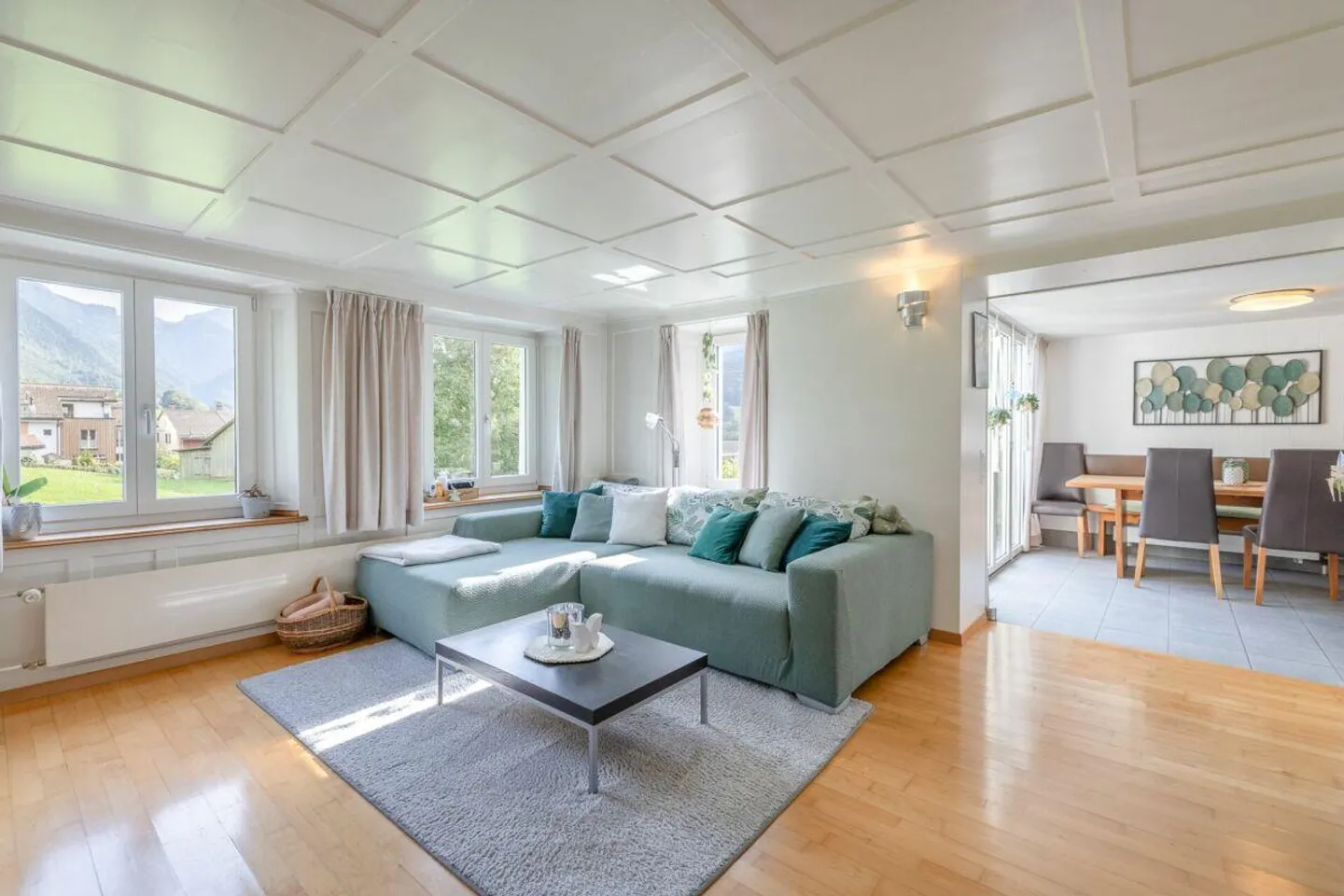 5.5-Room Semi-Detached House in a Sunny Residential Area - Photo 3 of 14