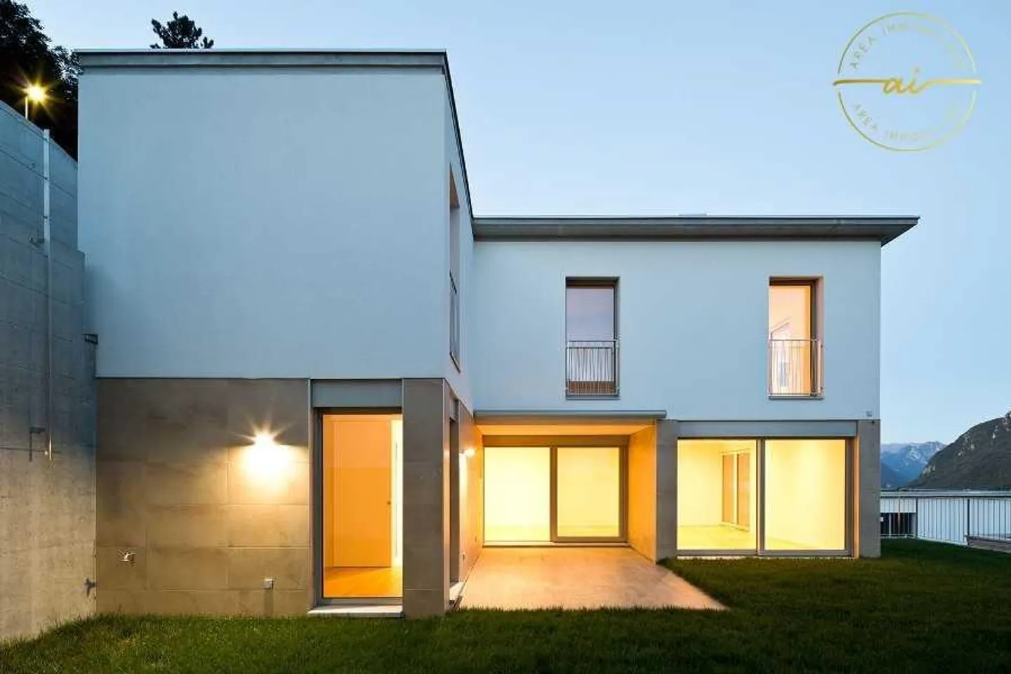 VILLA B – MODERNE EIGENSTÄNDIGE VILLA MIT PANORAMATERRASSE - Foto 2 von 12