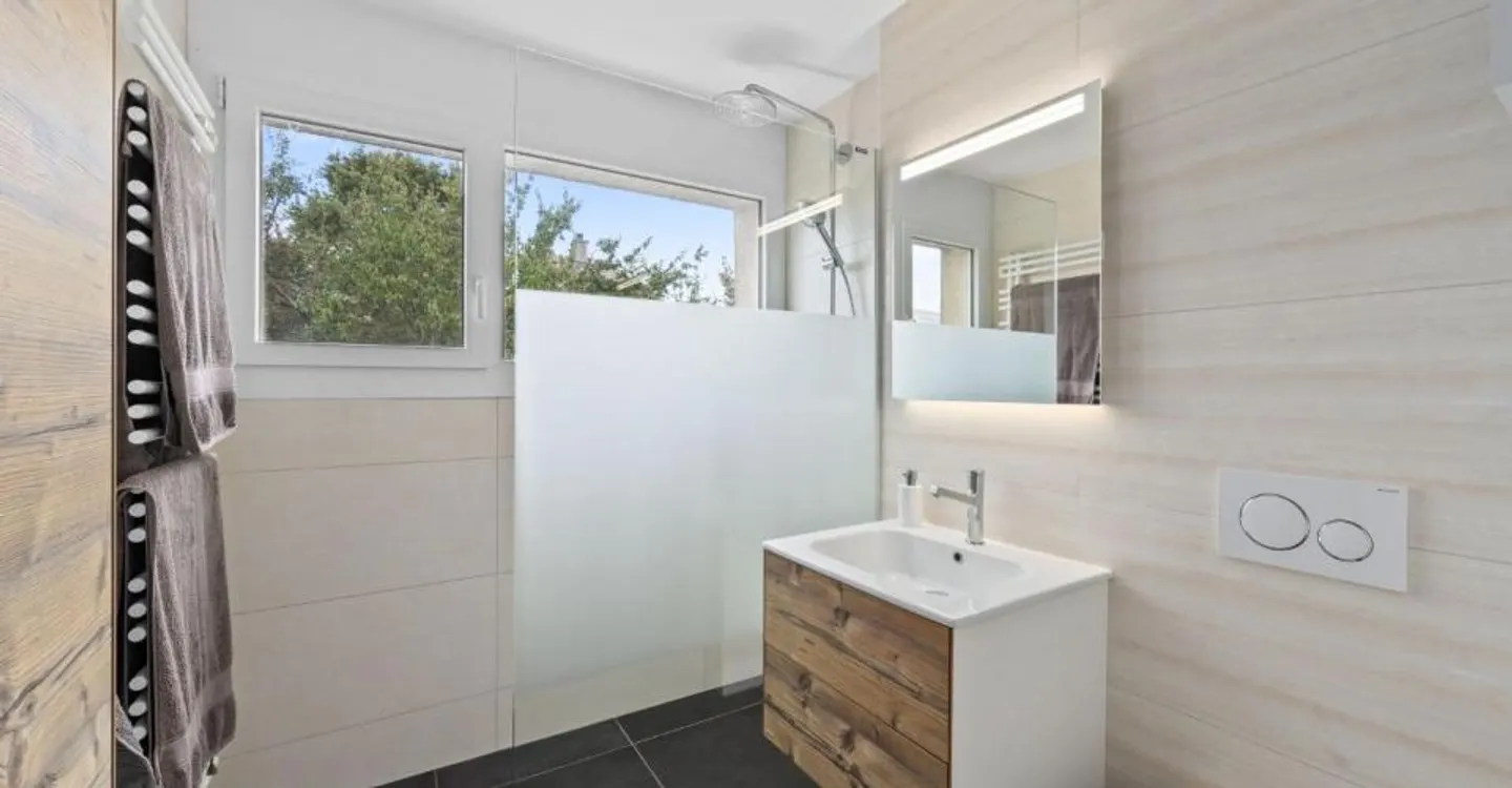 Architektenvilla mit 7,5 Zimmern, beheiztem Pool und Jacuzzi 5 Minuten von Payerne entfernt - Foto 7 von 11