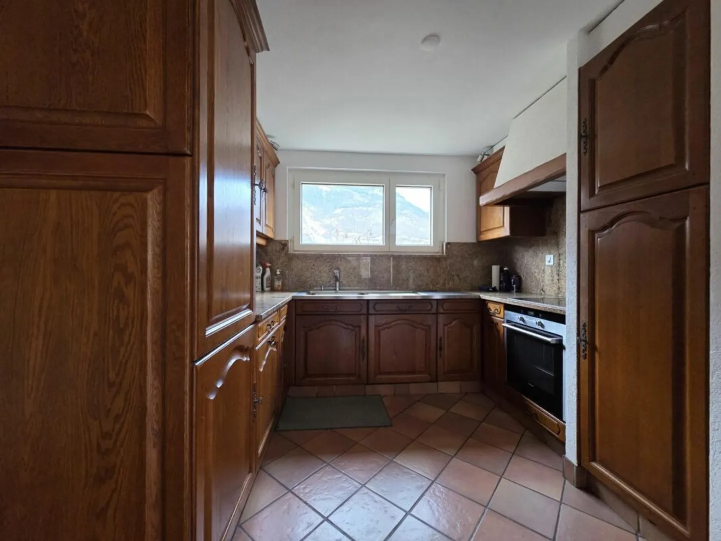 Casa indipendente con terreno, posti auto e giardino all'ingresso di Saxon - Foto 2 di 10