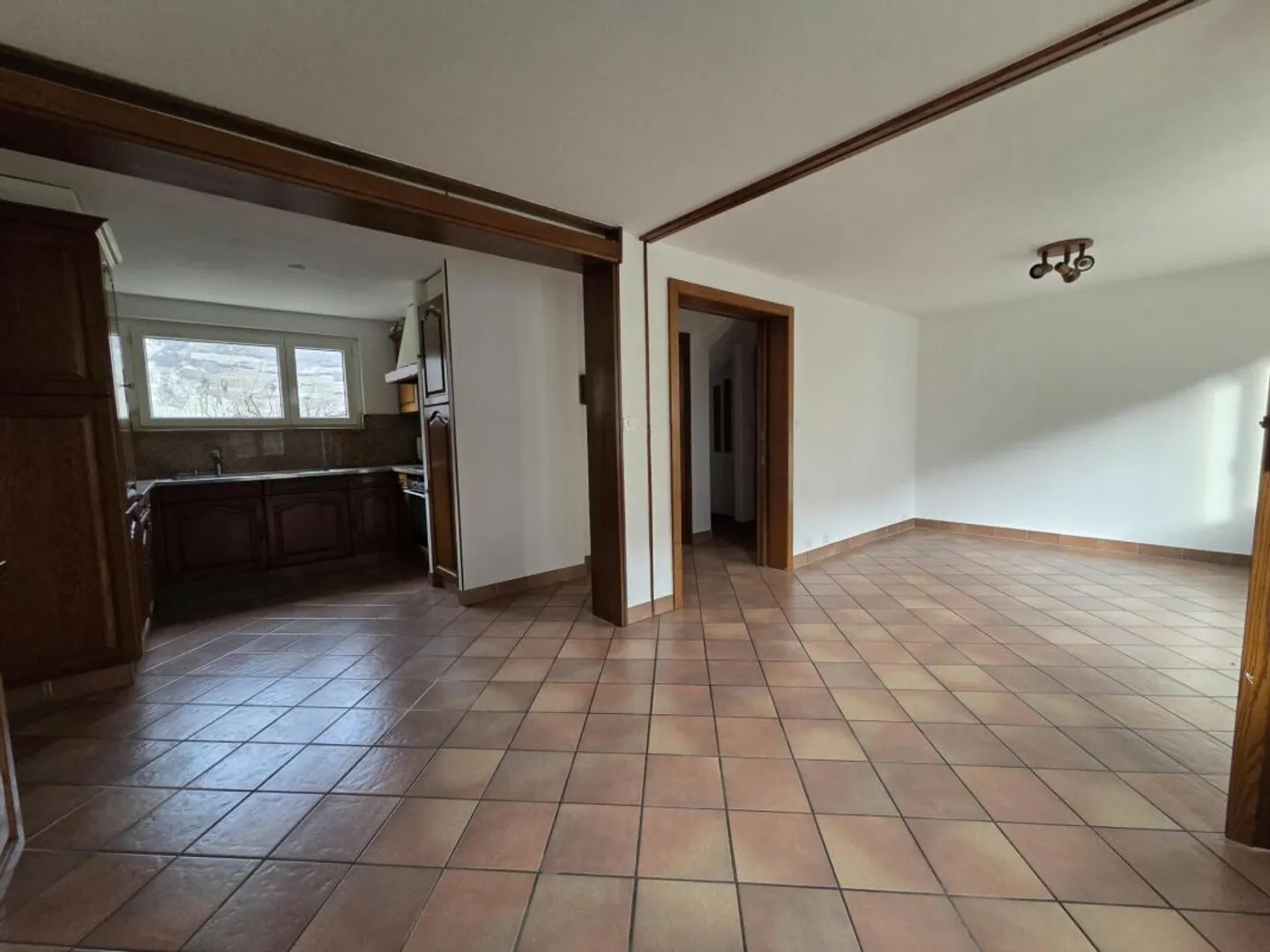 Casa indipendente con terreno, posti auto e giardino all'ingresso di Saxon - Foto 4 di 10