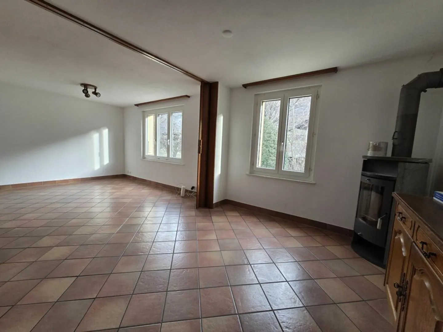 Casa indipendente con terreno, posti auto e giardino all'ingresso di Saxon - Foto 5 di 10