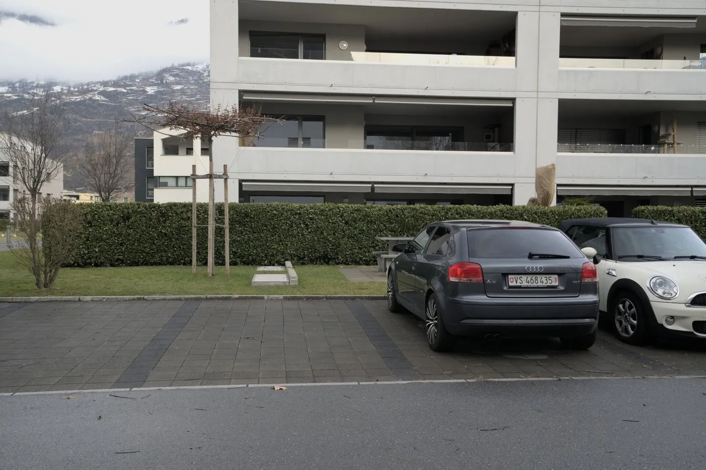 Place de parking extérieure à louer dans un emplacement central / Visp Ouest - Photo 2 sur 4
