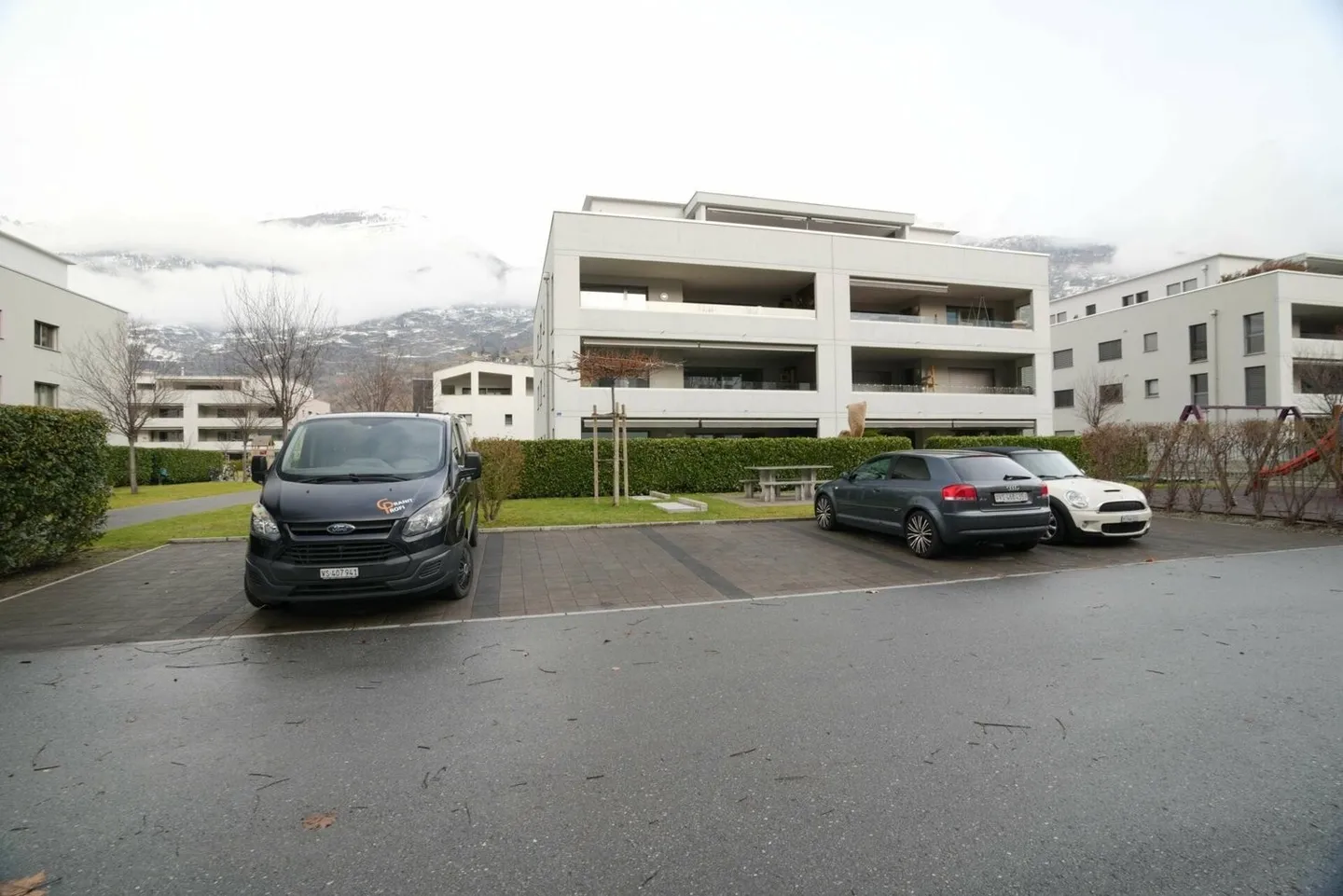 Place de parking extérieure à louer dans un emplacement central / Visp Ouest - Photo 3 sur 4