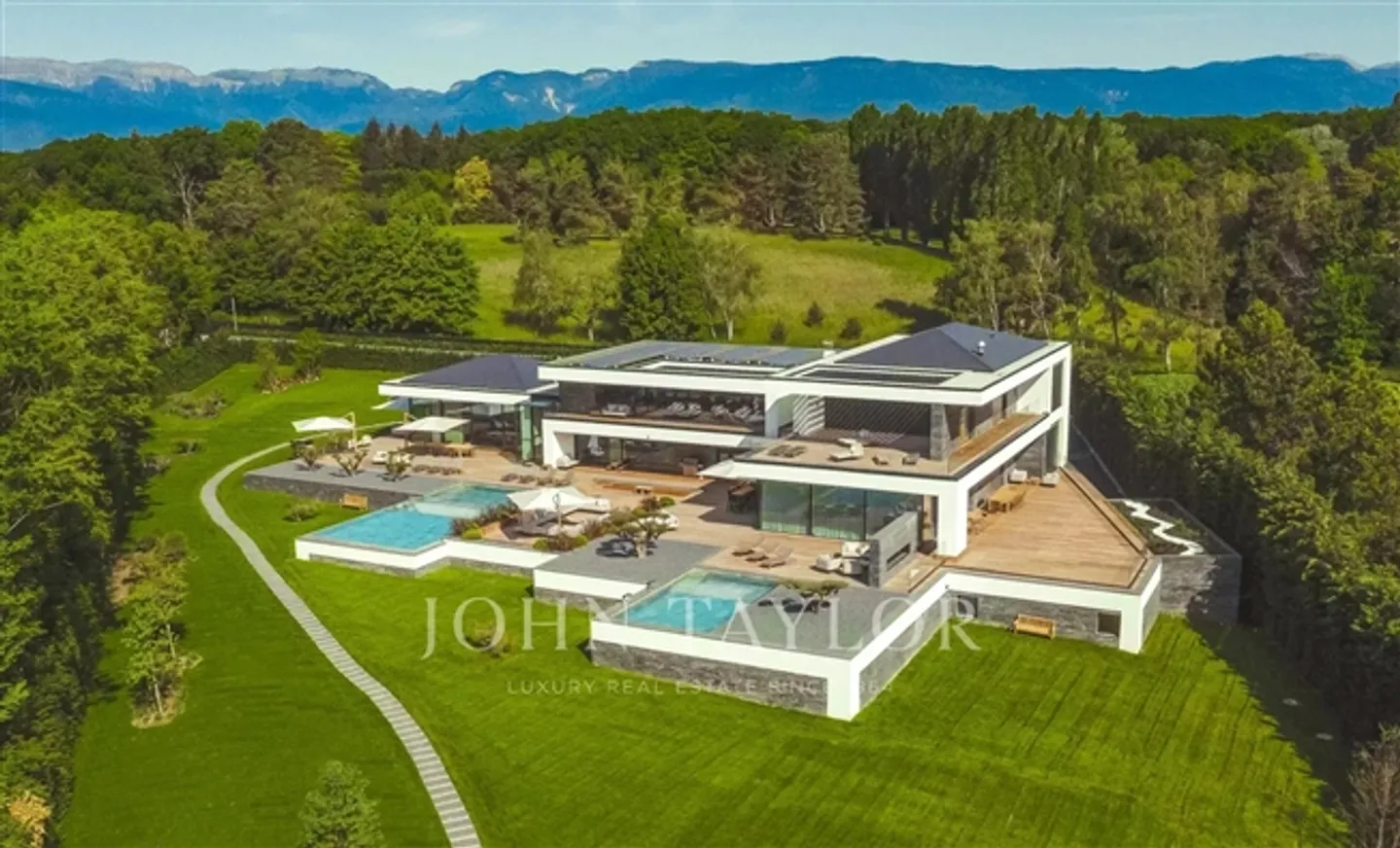 "Ultima Grand Villa" Architectural Masterpiece Between Modernity and Elegance - Photo 1 of 18