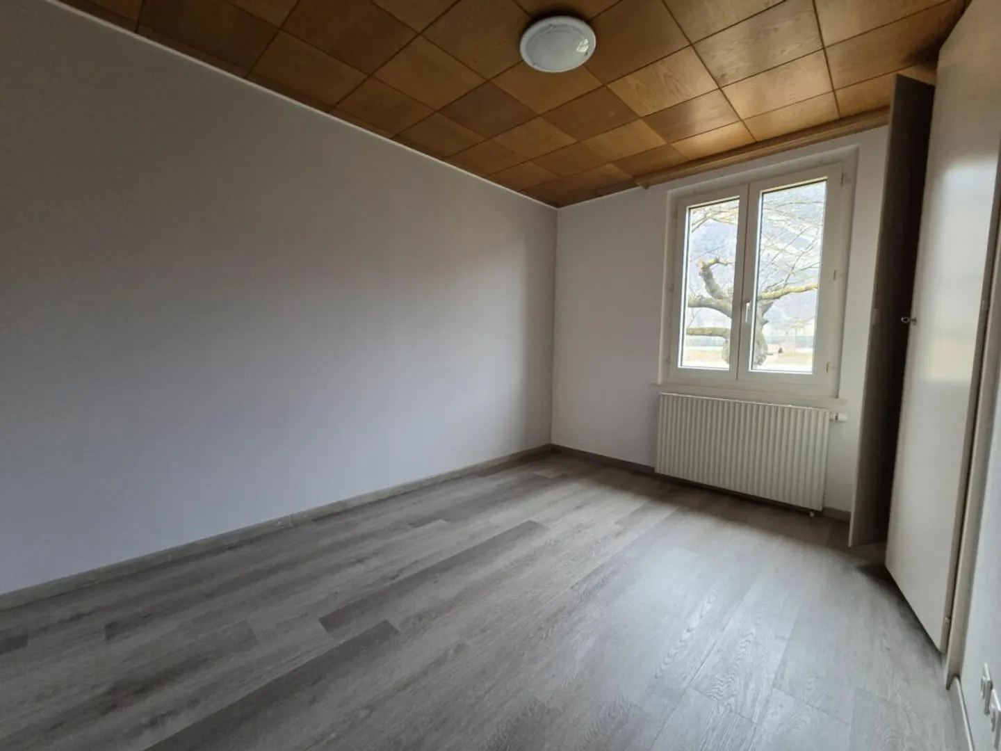 Casa indipendente con terreno, posti auto e giardino all'ingresso di Saxon - Foto 7 di 10