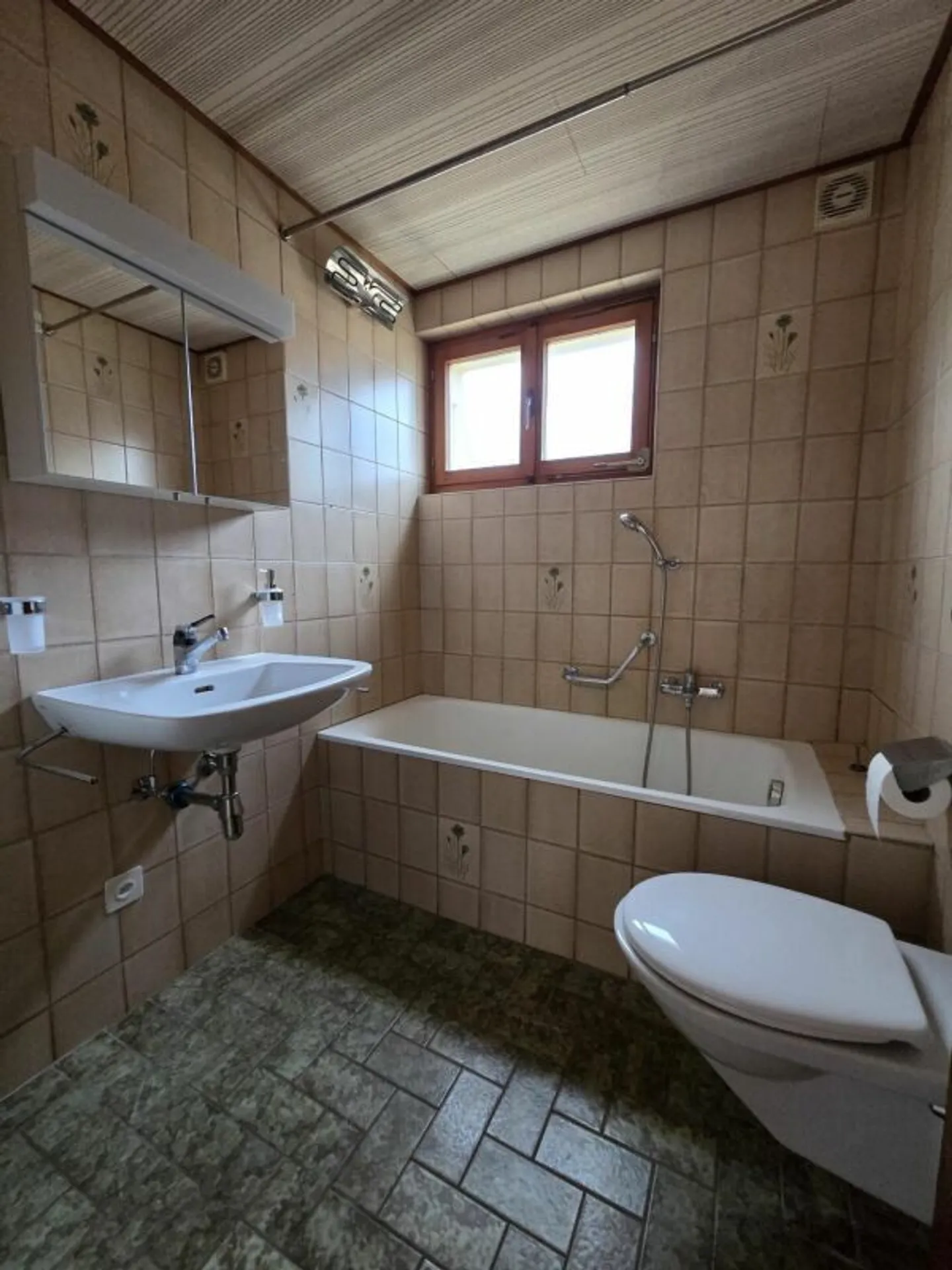 Casa indipendente con terreno, posti auto e giardino all'ingresso di Saxon - Foto 8 di 10