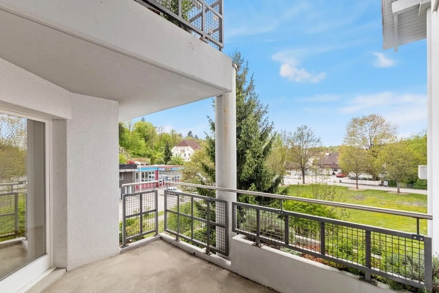 Large Apartment plus 50m2 Gallery - Photo 1 of 10