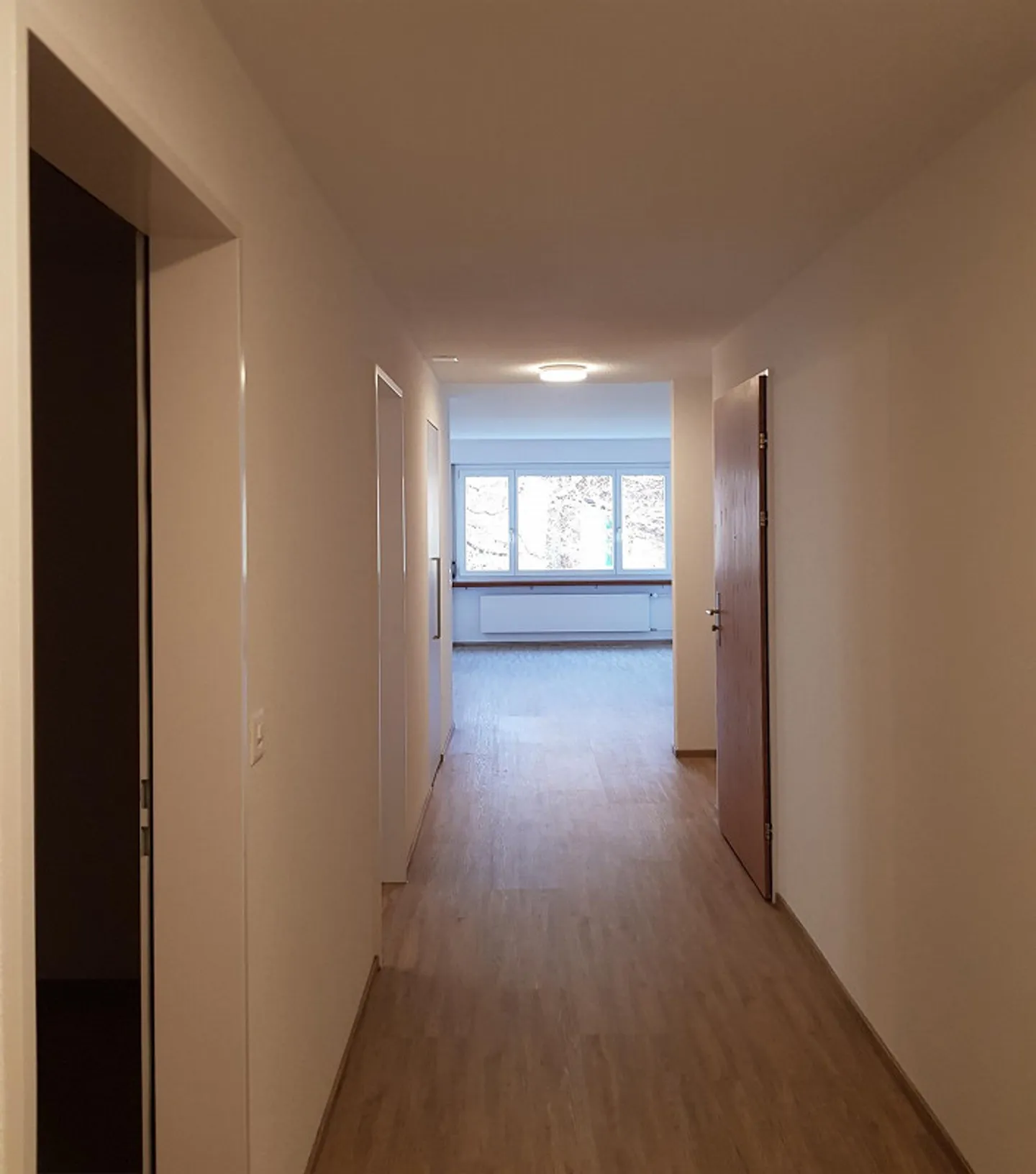 Appartamento di 4,5 stanze situato in posizione centrale con comfort moderni - Foto 6 di 9