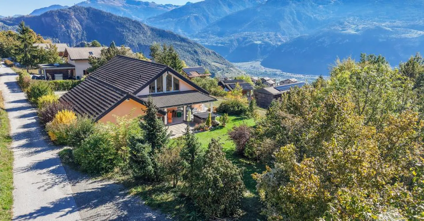 Stunning property with a 7.5-room villa of 319 m2 living space - Photo 2 of 13