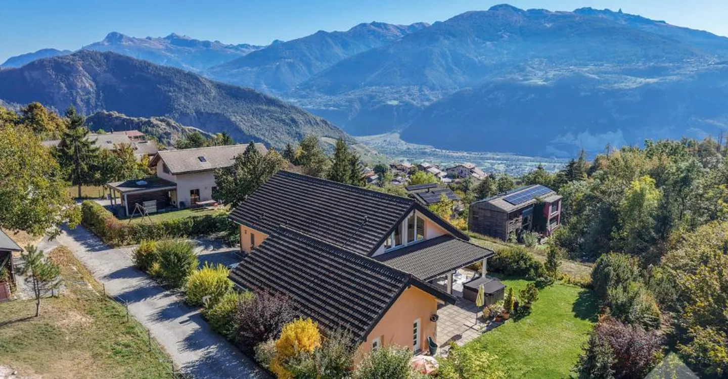 Stunning property with a 7.5-room villa of 319 m2 living space - Photo 1 of 13