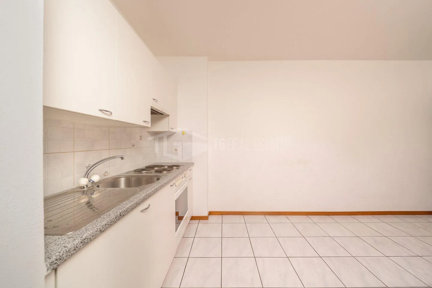 BRIGHT 2.5-ROOM APARTMENT - Photo 3 of 7