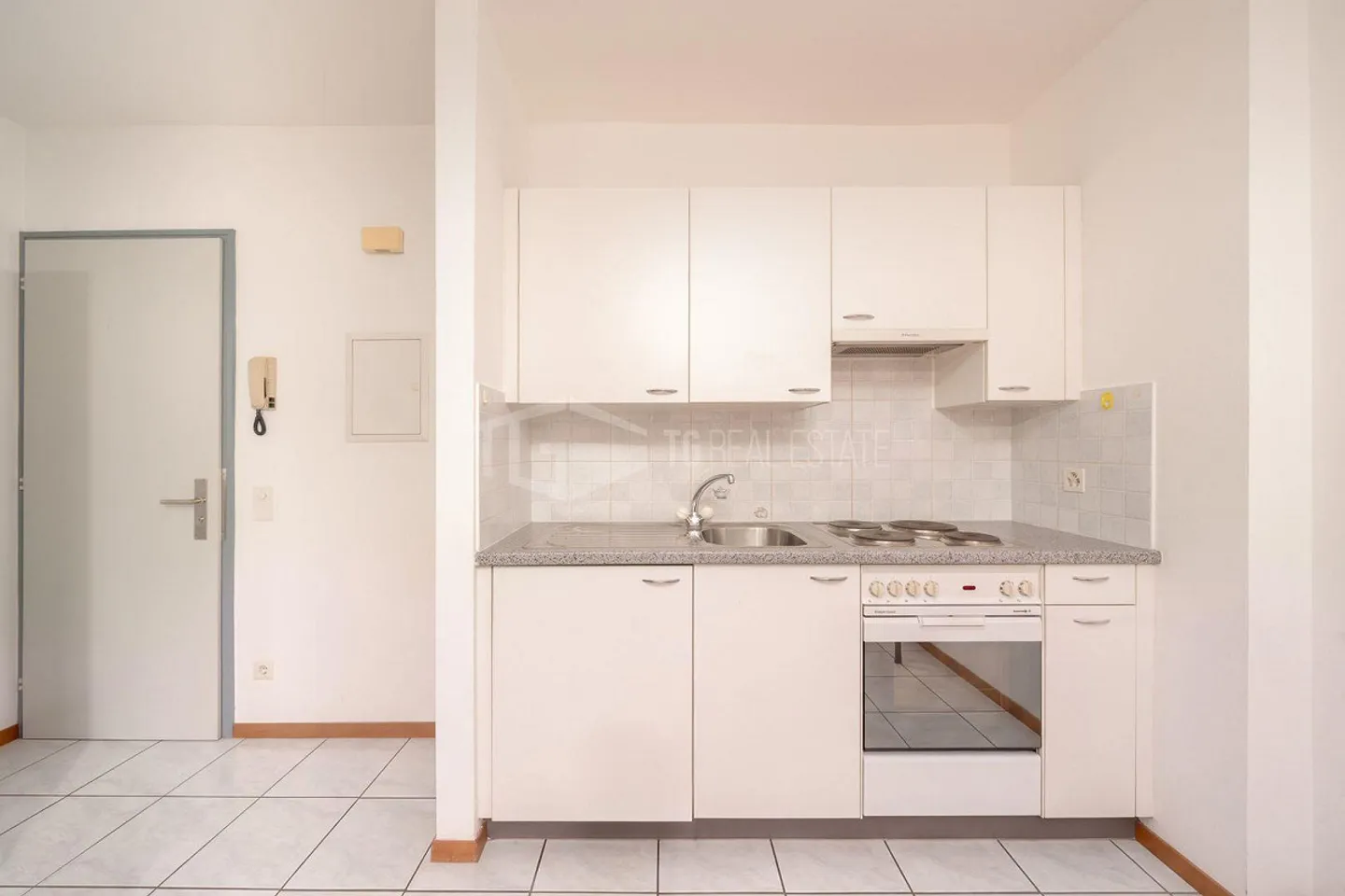 BRIGHT 2.5-ROOM APARTMENT - Photo 4 of 7