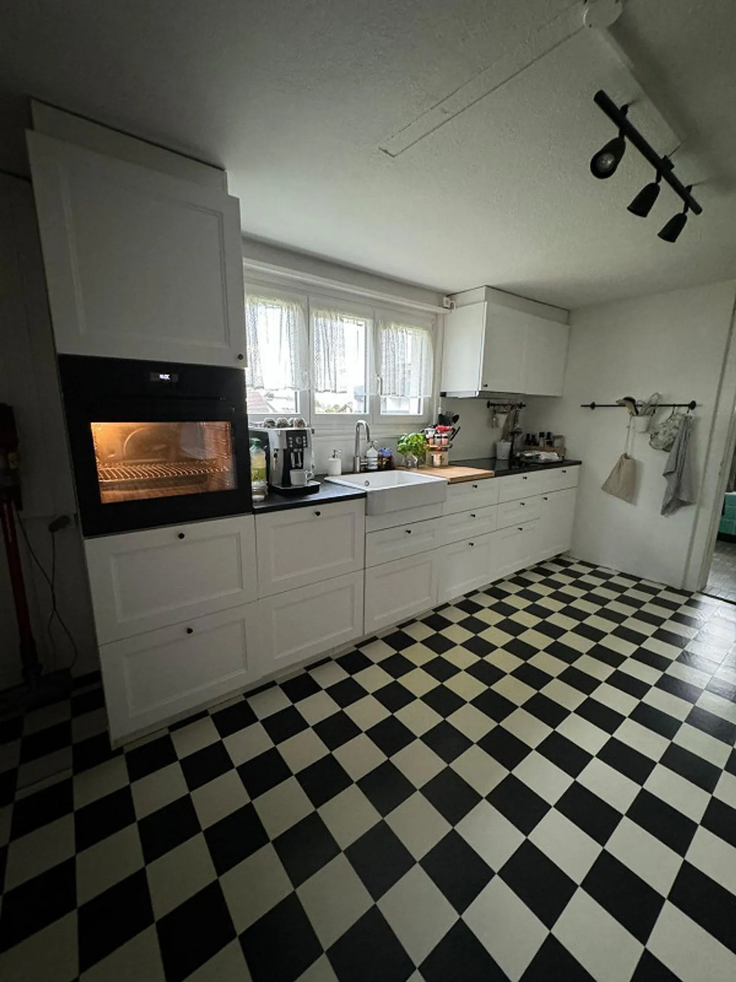 Single-family house with plenty of space and diverse usage options - Photo 3 of 13