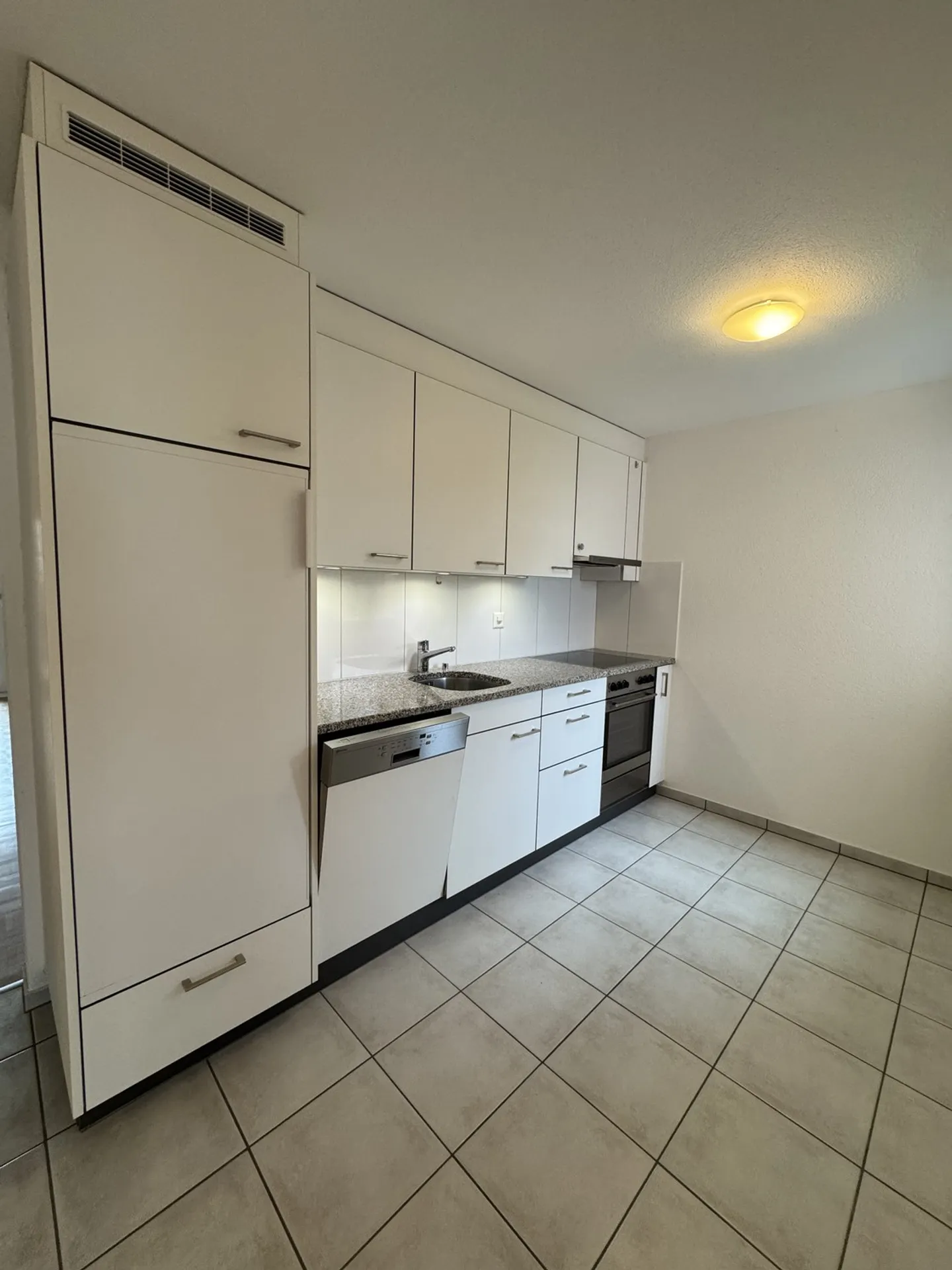 Charming 2.5-room apartment with modern kitchen and renovated bathroom - Photo 1 of 5
