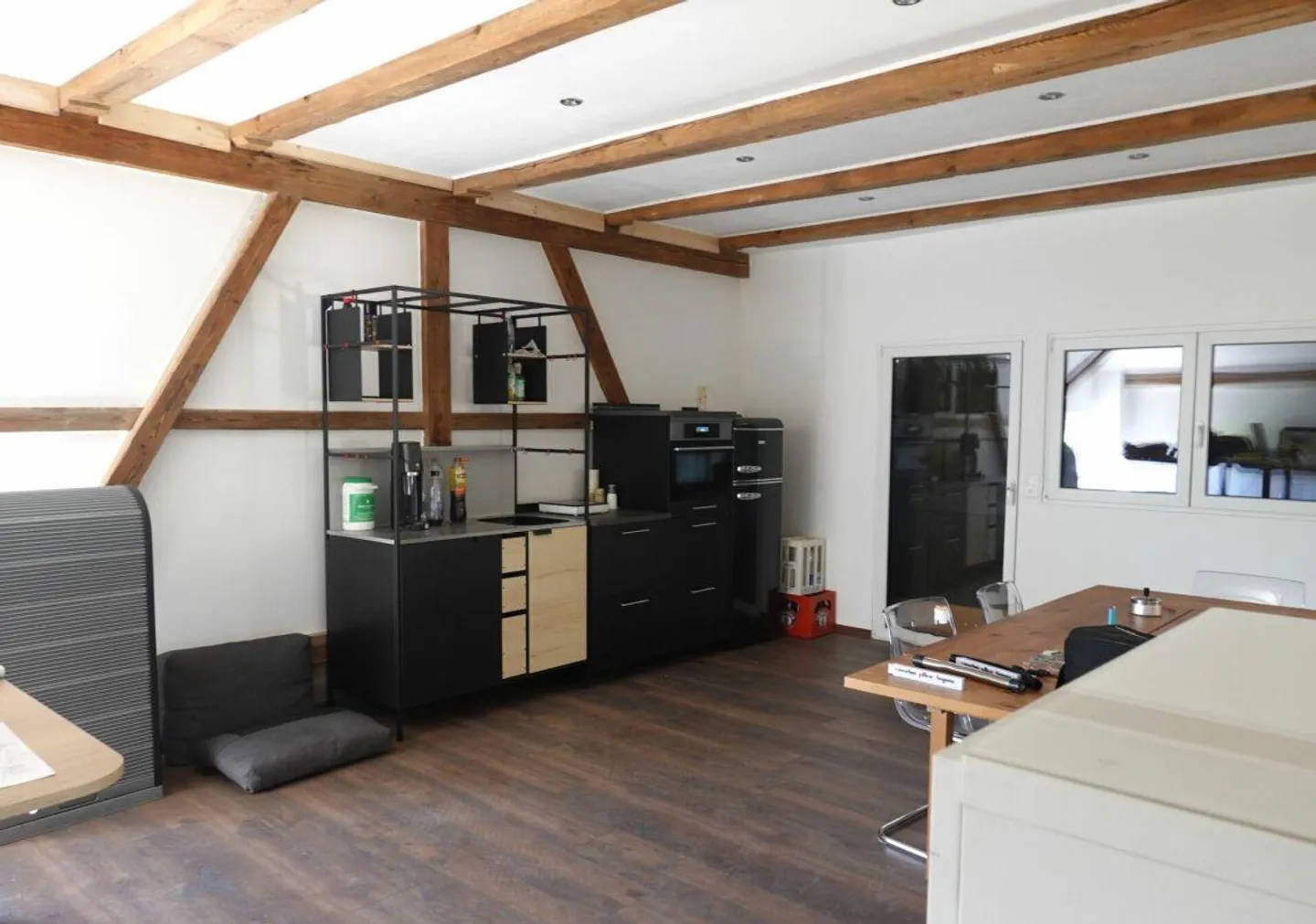 Ground-level, bright commercial property - Photo 3 of 6