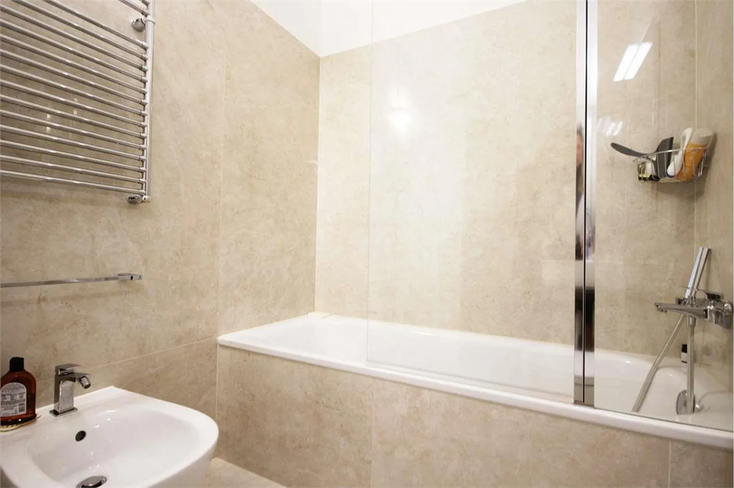 Appartement avec vue sur le lac dans une résidence avec piscine - Photo 6 sur 11