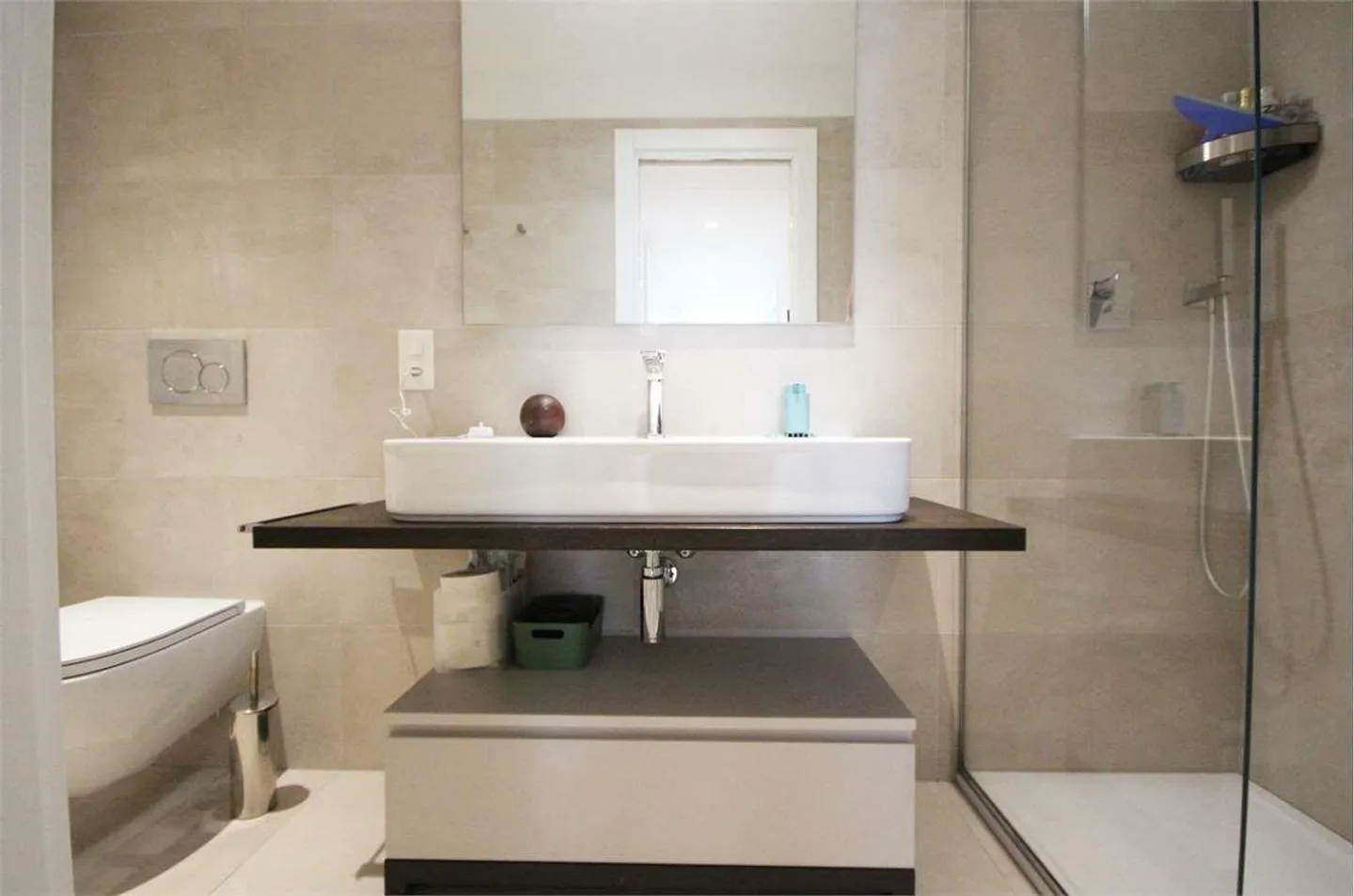 Appartement avec vue sur le lac dans une résidence avec piscine - Photo 7 sur 11