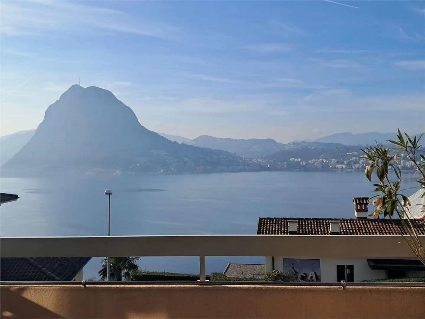 Appartement avec vue sur le lac dans une résidence avec piscine - Photo 10 sur 11