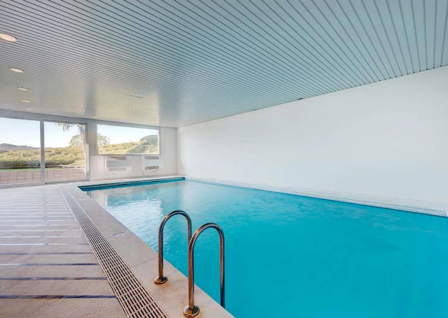 Appartement avec vue sur le lac dans une résidence avec piscine - Photo 11 sur 11