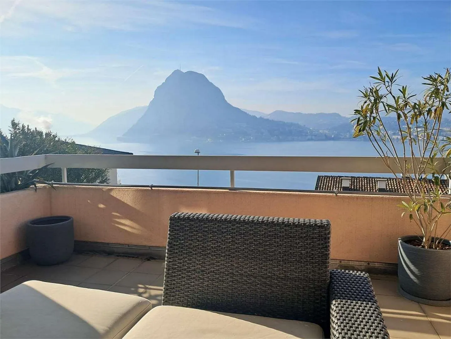 Appartement avec vue sur le lac dans une résidence avec piscine - Photo 1 sur 11