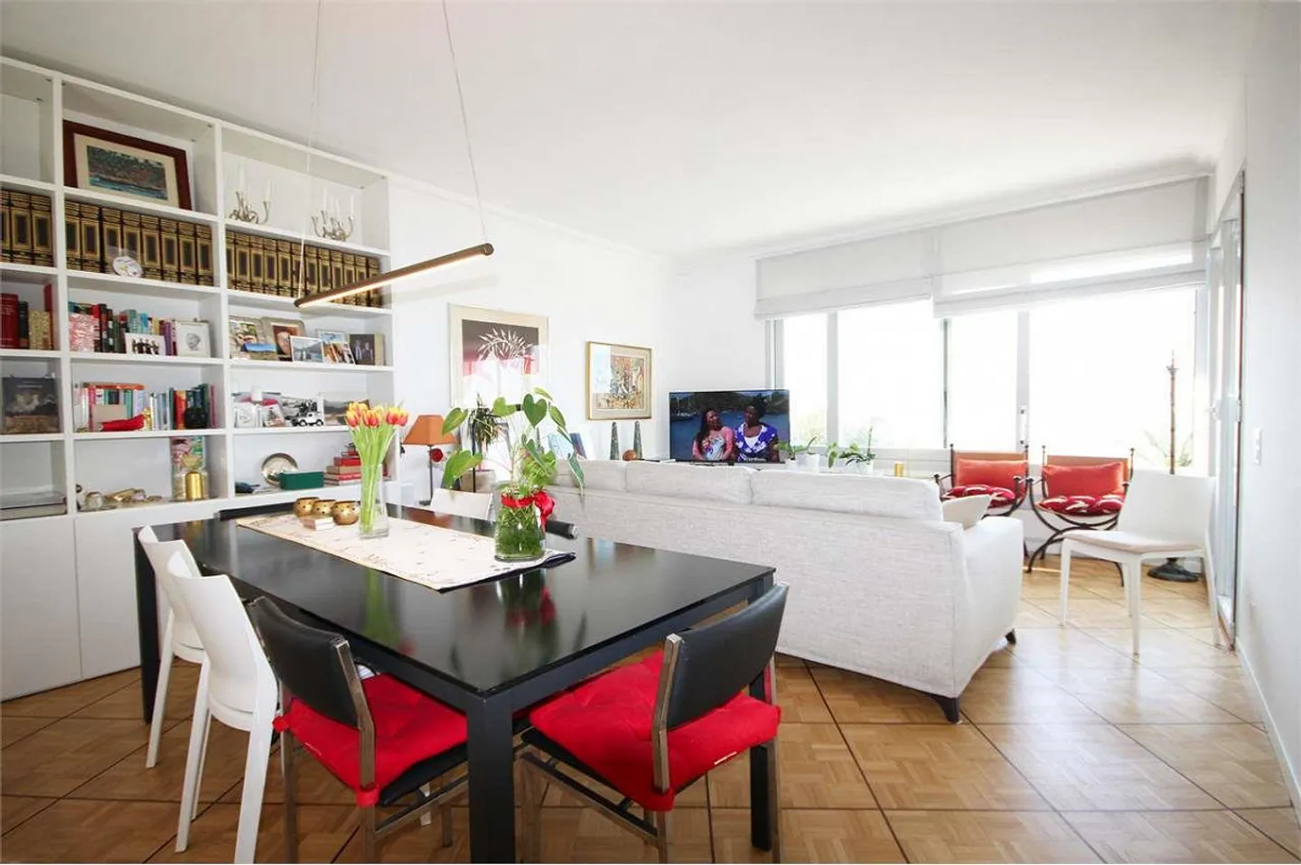 Appartement avec vue sur le lac dans une résidence avec piscine - Photo 2 sur 11