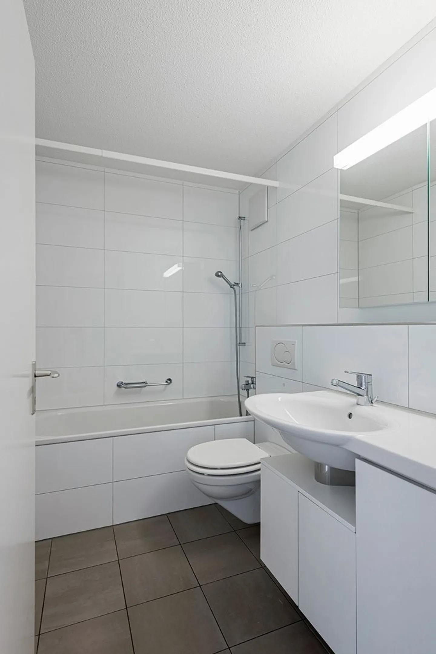 Appartement moderne dans un immeuble bien entretenu - Photo 3 sur 8